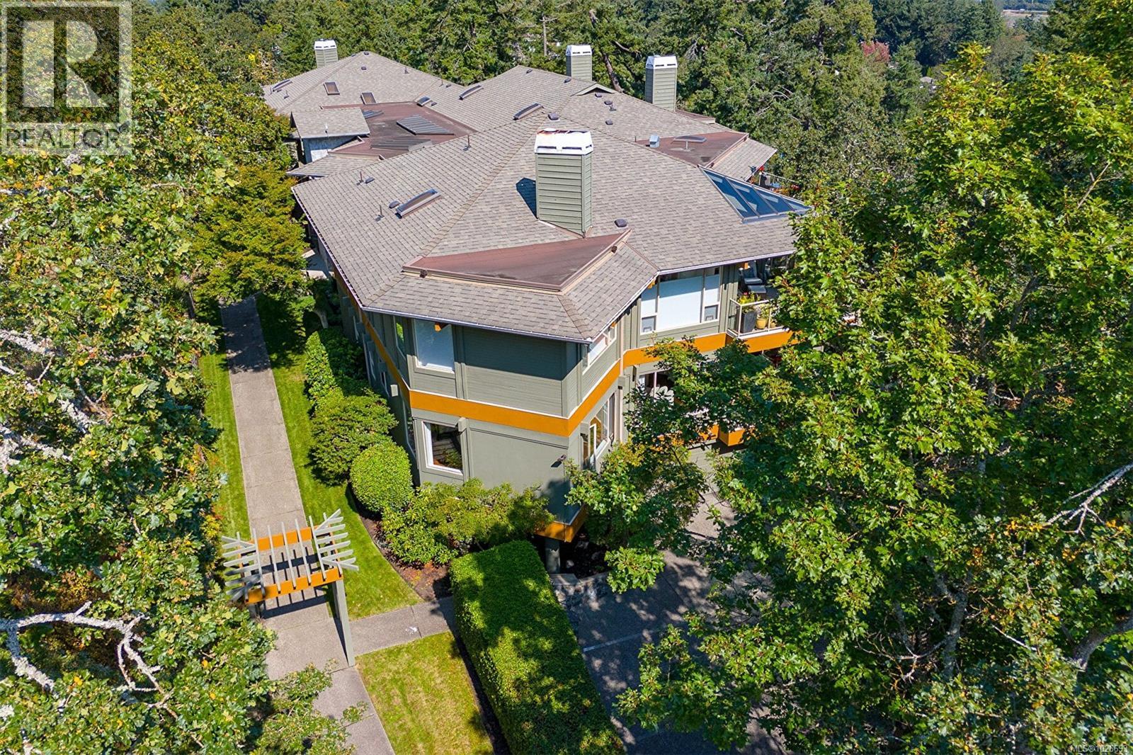 4 910 Maltwood Terrace, Saanich