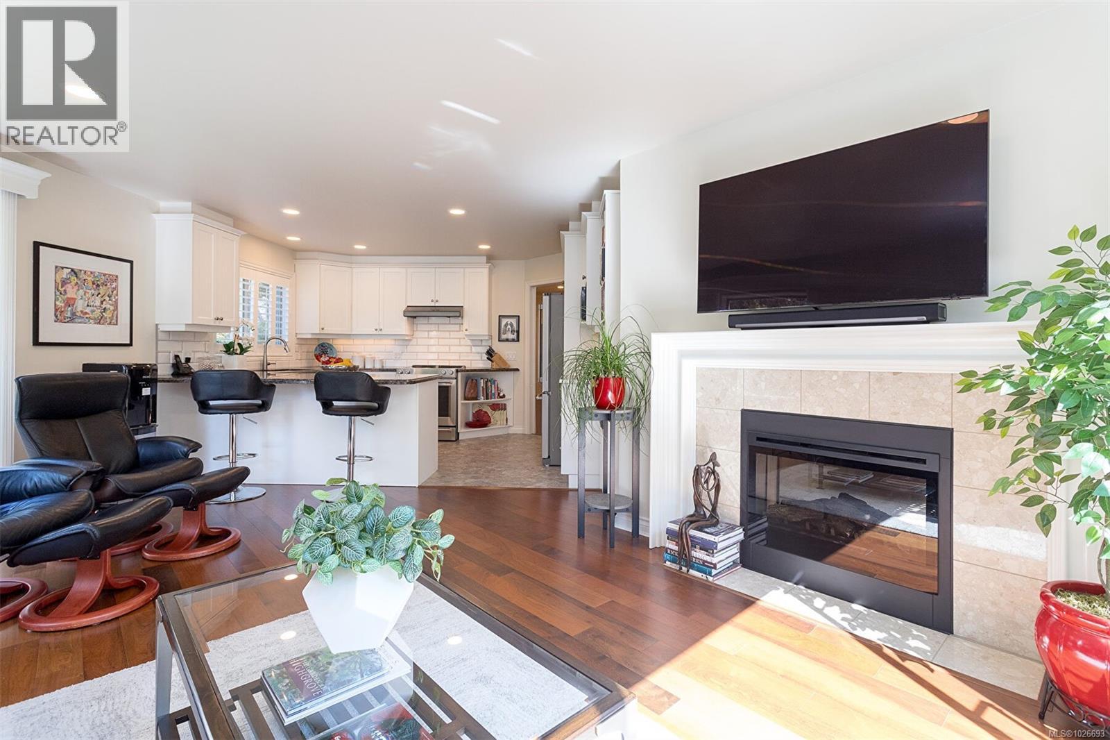 4 910 Maltwood Terrace, Saanich