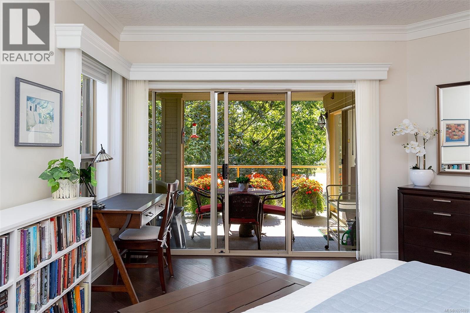 4 910 Maltwood Terrace, Saanich