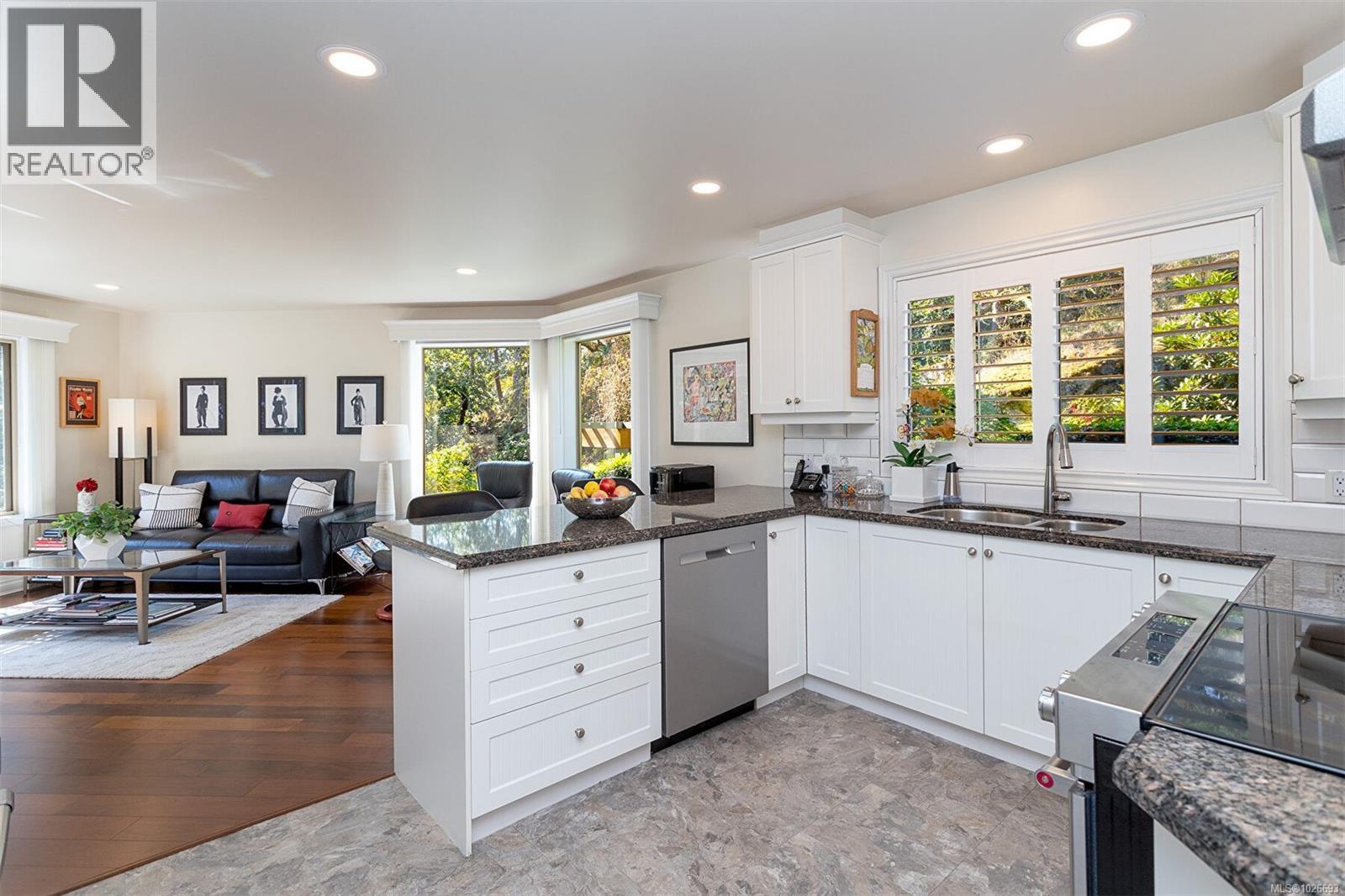 4 910 Maltwood Terrace, Saanich