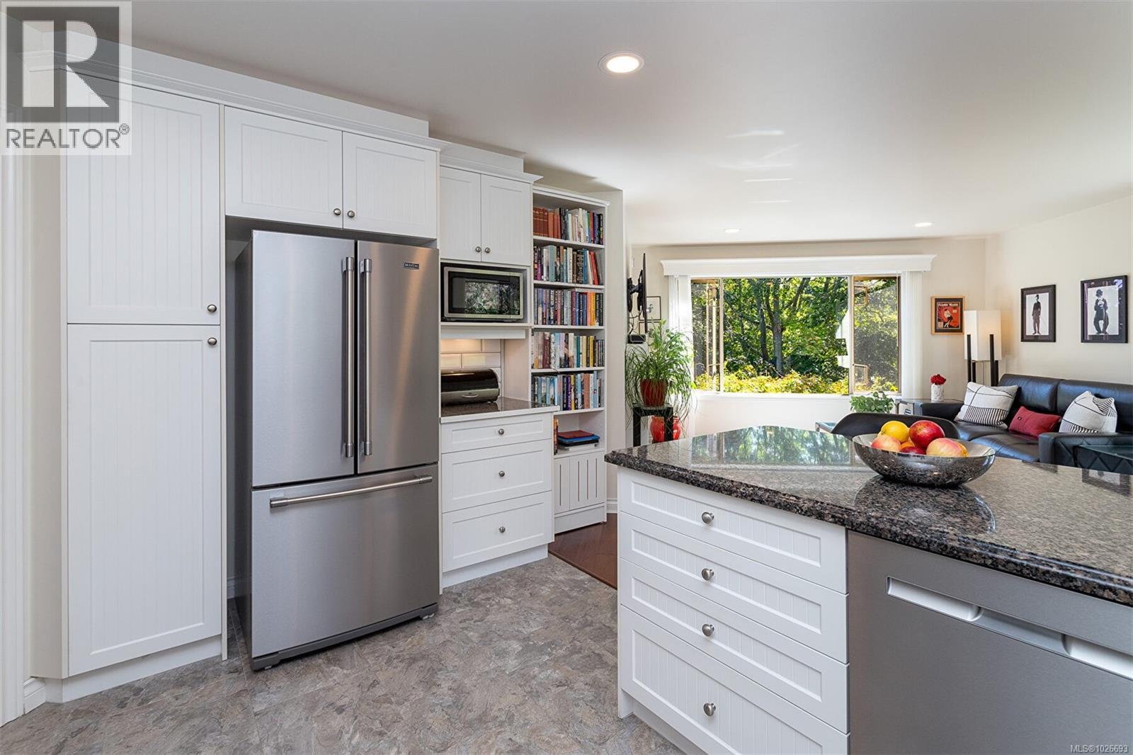 4 910 Maltwood Terrace, Saanich