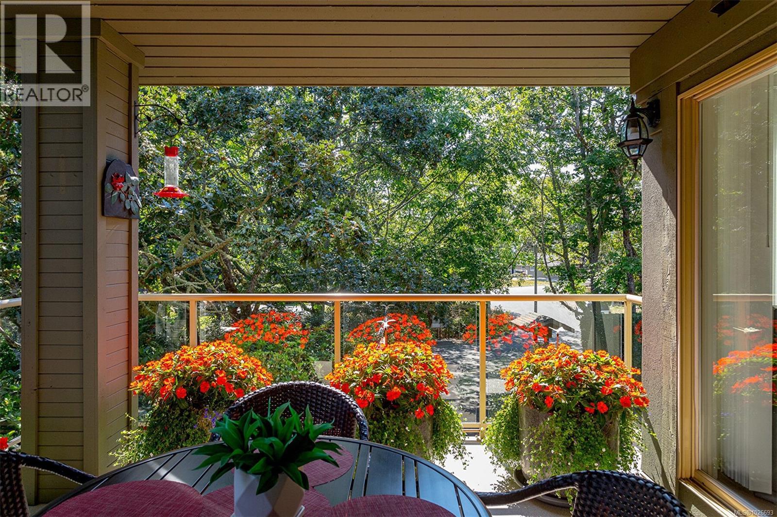 4 910 Maltwood Terrace, Saanich