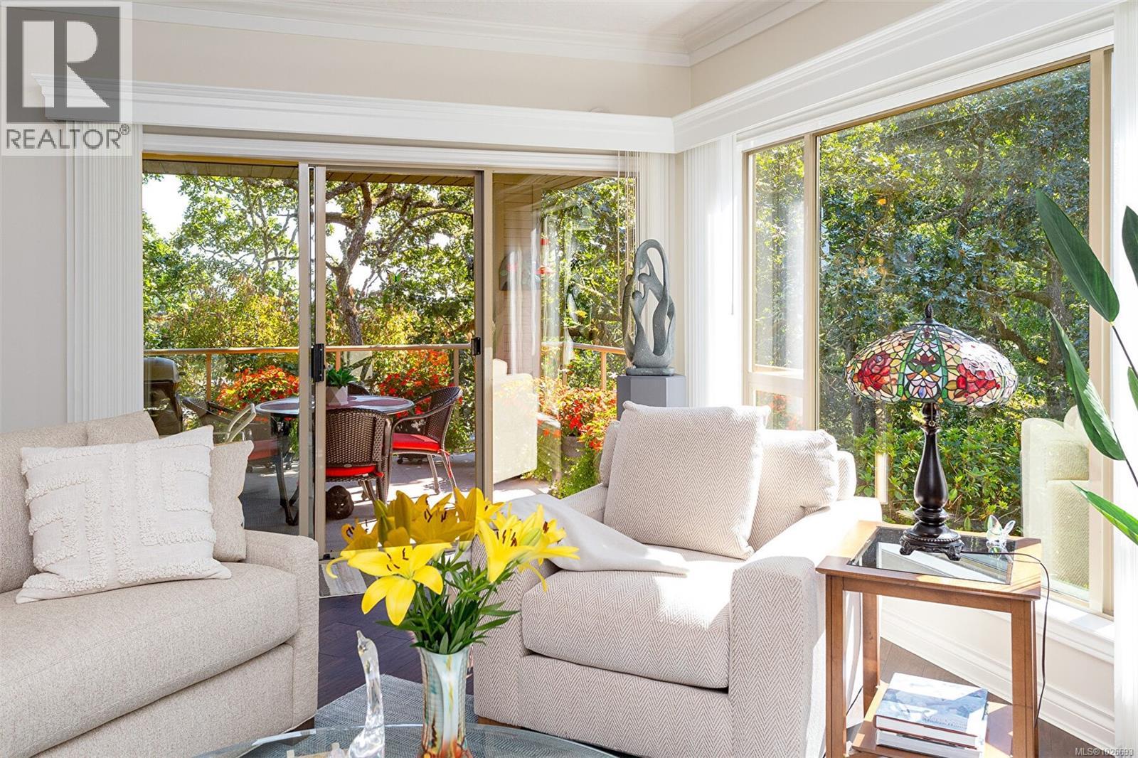 4 910 Maltwood Terrace, Saanich