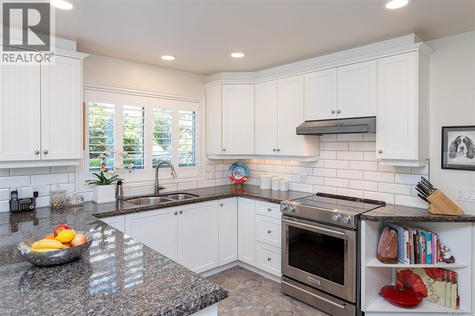 4 910 Maltwood Terrace, Saanich