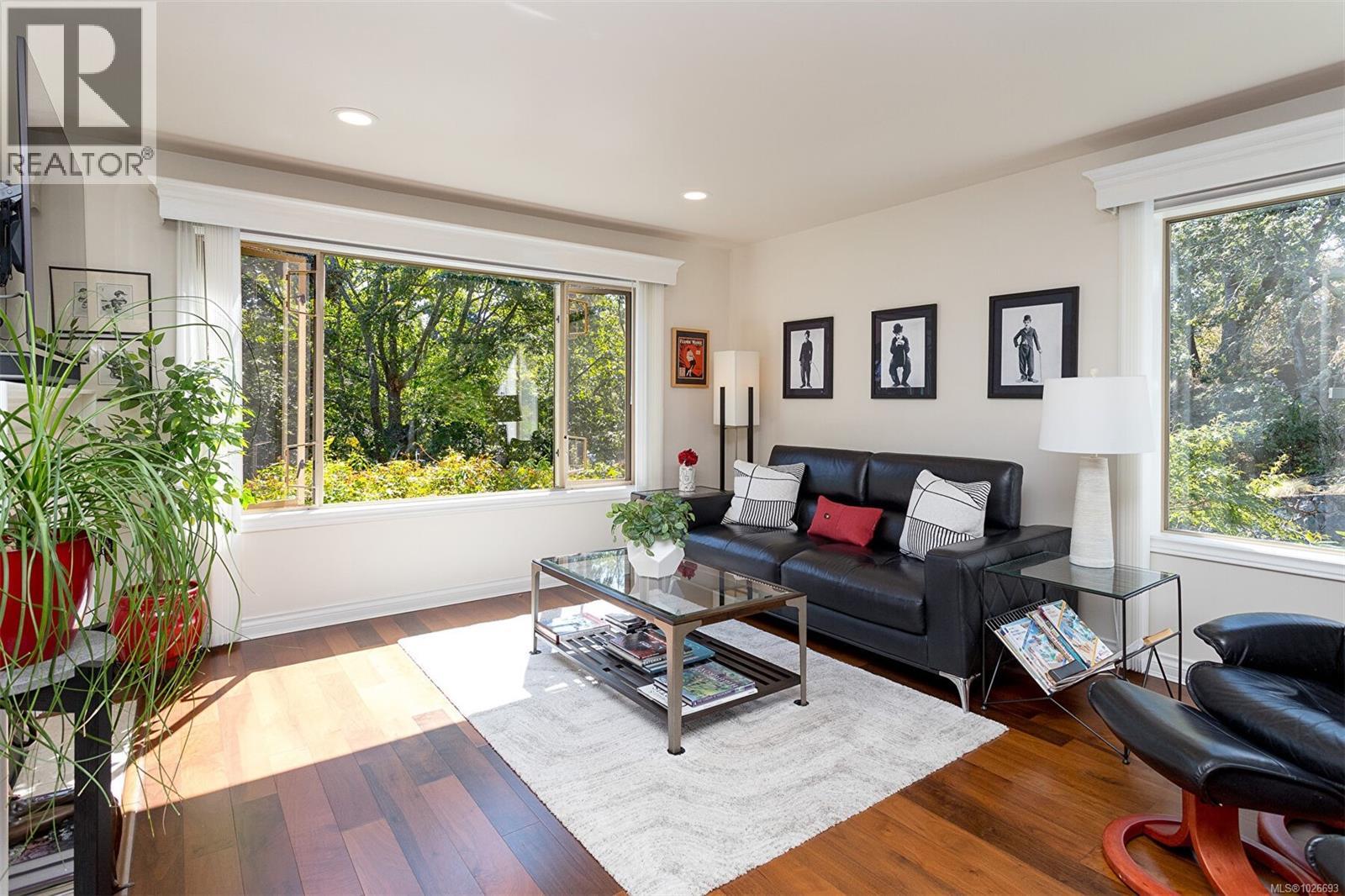 4 910 Maltwood Terrace, Saanich