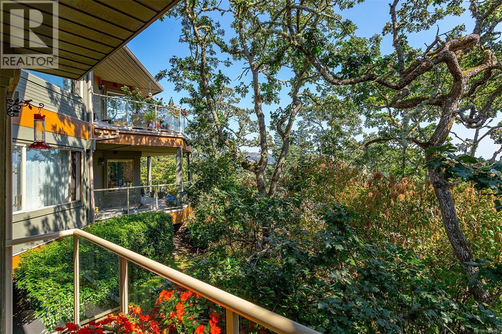 4 910 Maltwood Terrace, Saanich