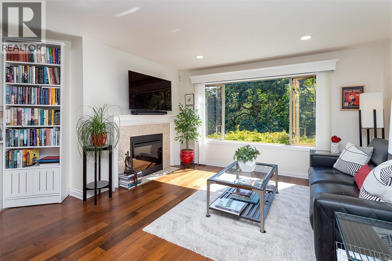 4 910 Maltwood Terrace, Saanich