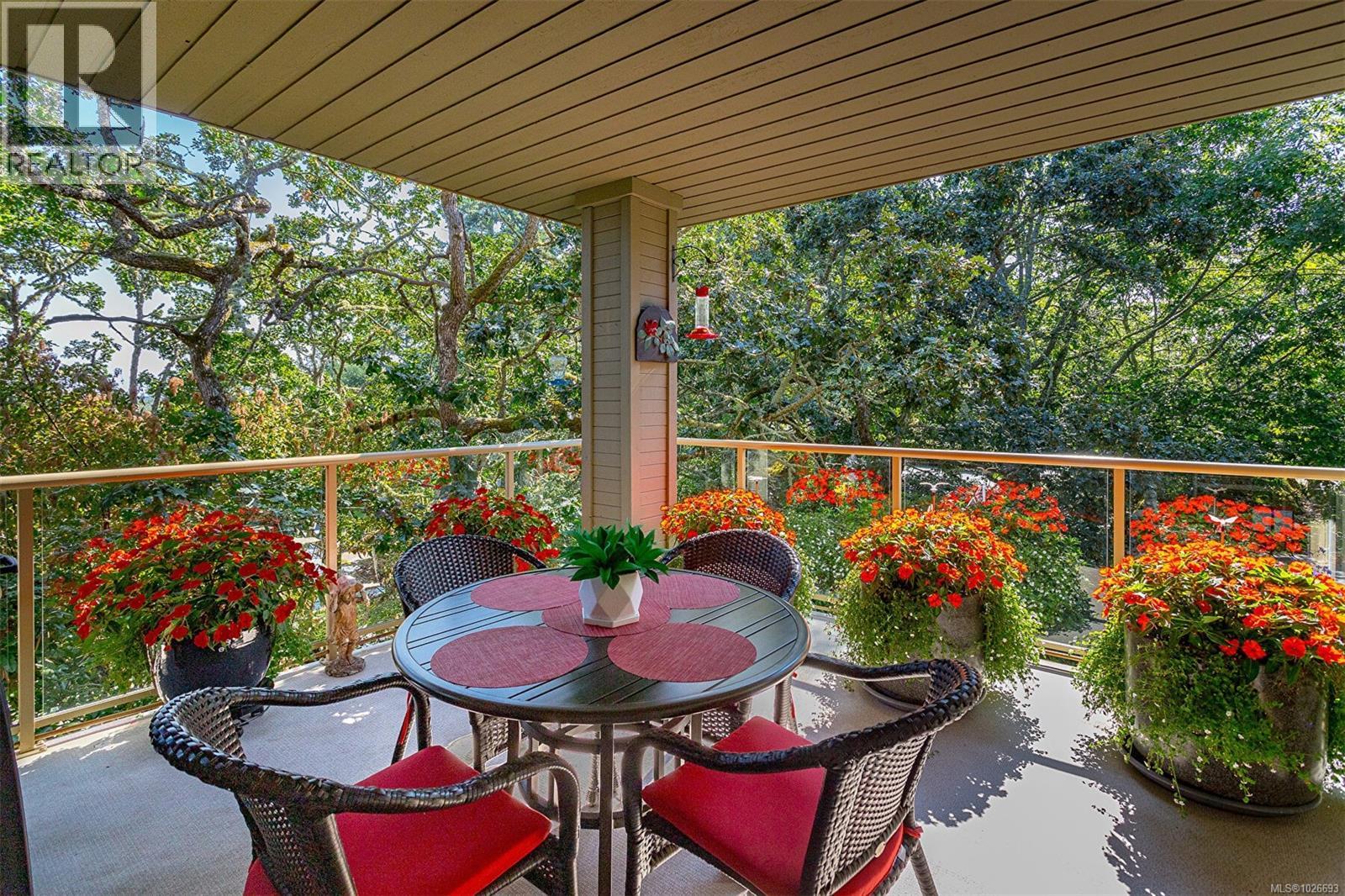 4 910 Maltwood Terrace, Saanich