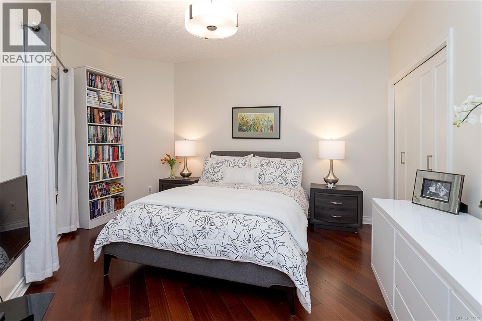 4 910 Maltwood Terrace, Saanich