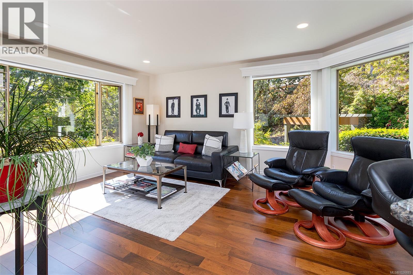 4 910 Maltwood Terrace, Saanich