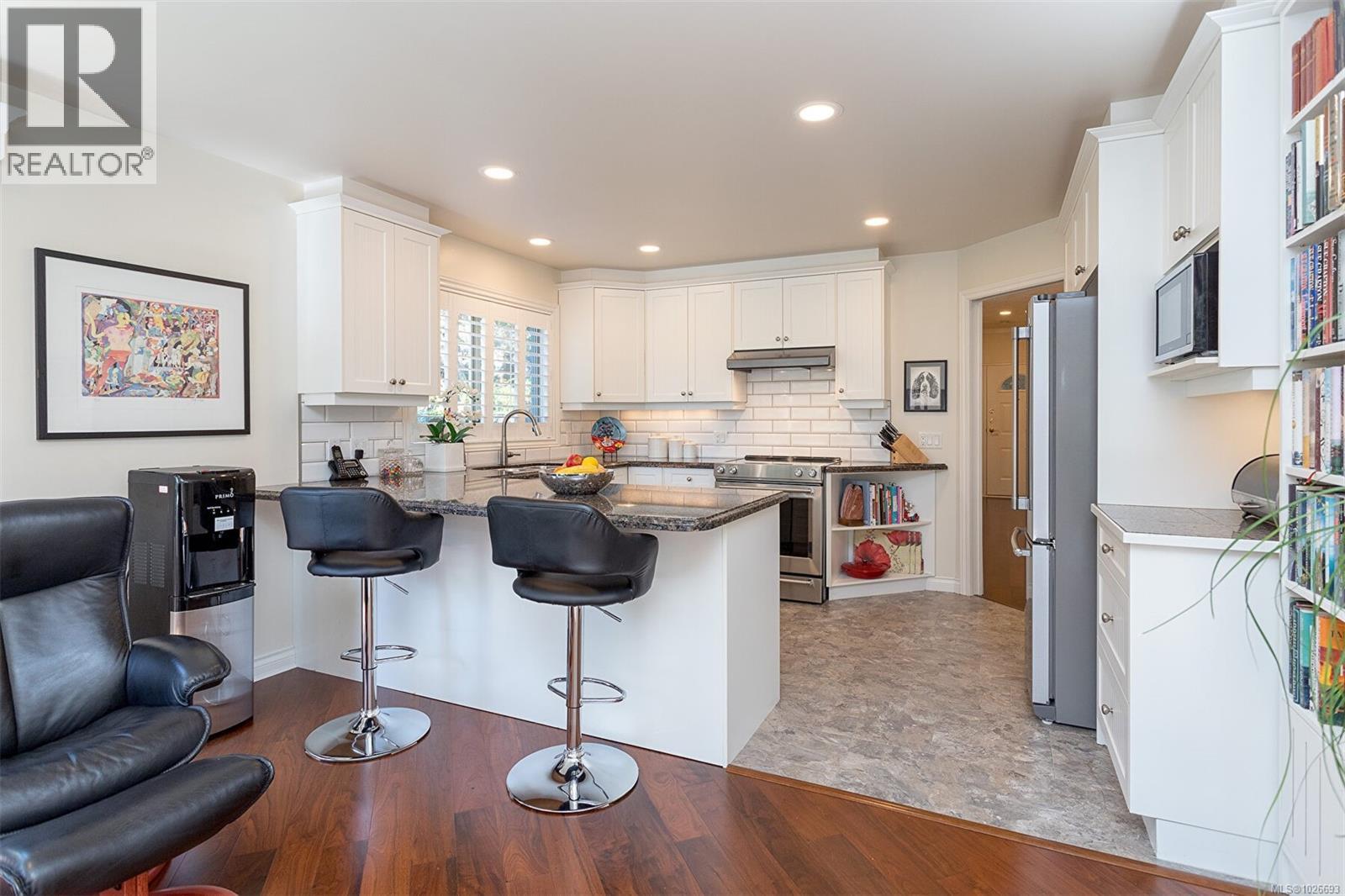 4 910 Maltwood Terrace, Saanich