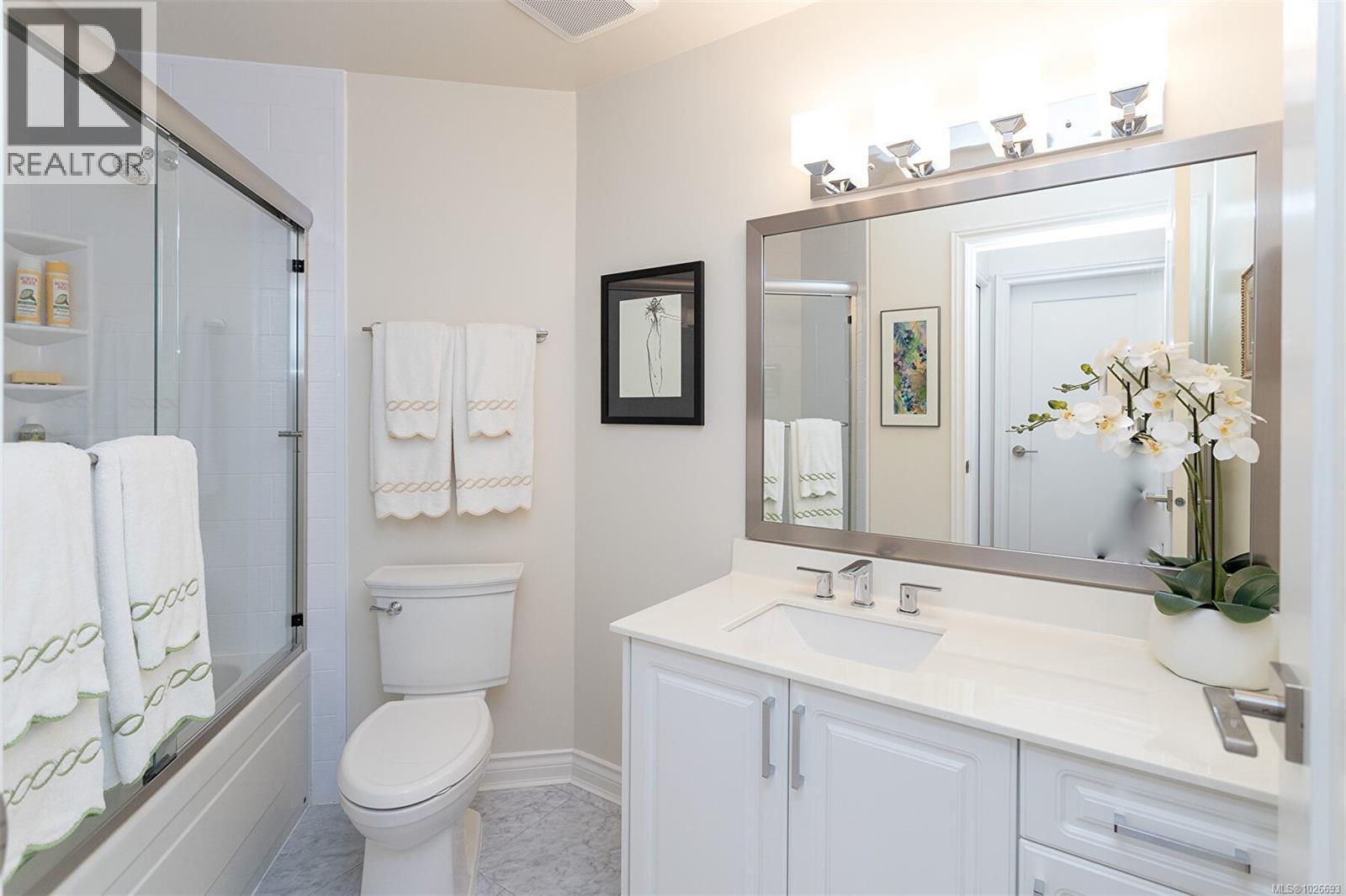 4 910 Maltwood Terrace, Saanich