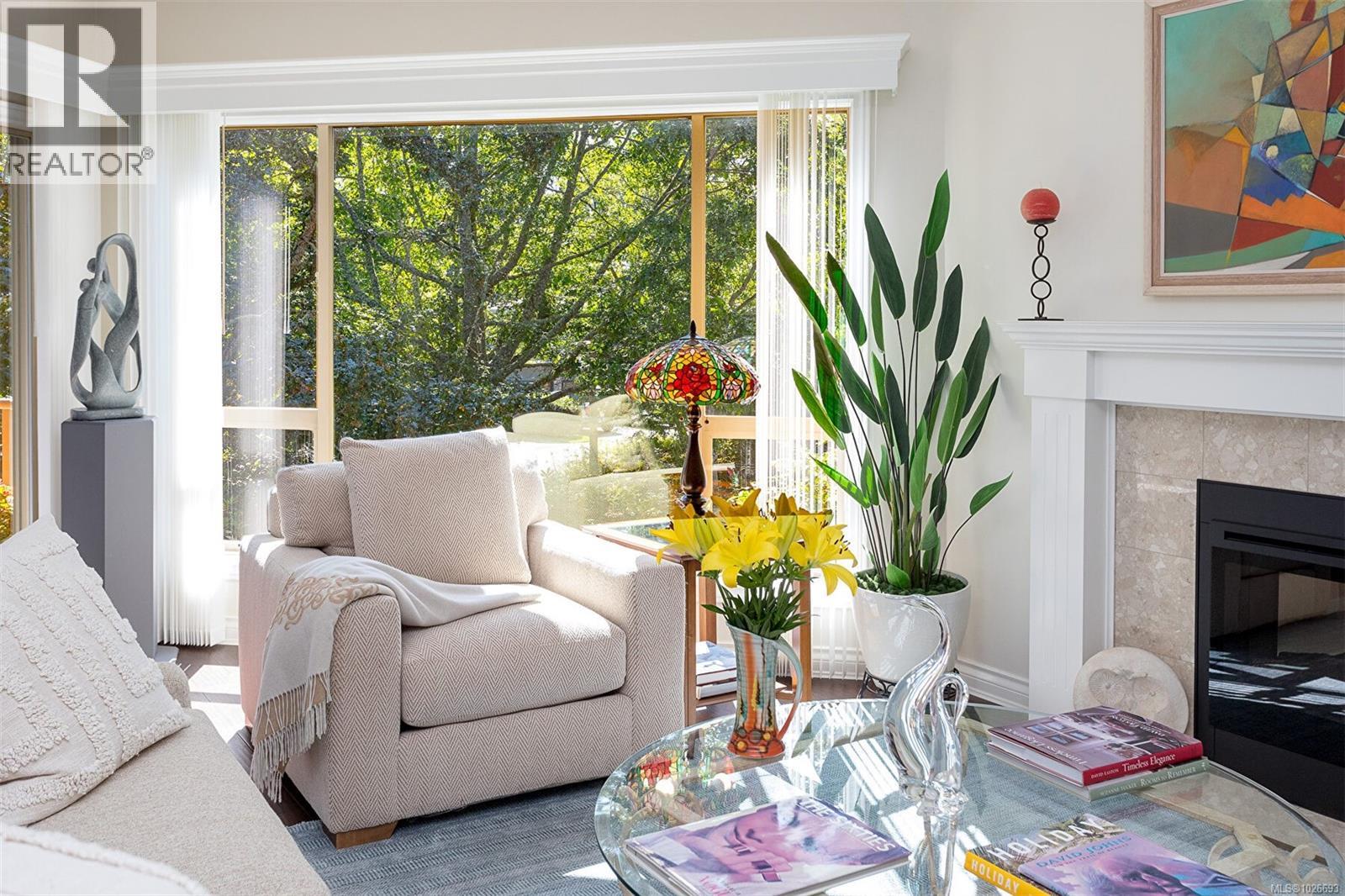 4 910 Maltwood Terrace, Saanich