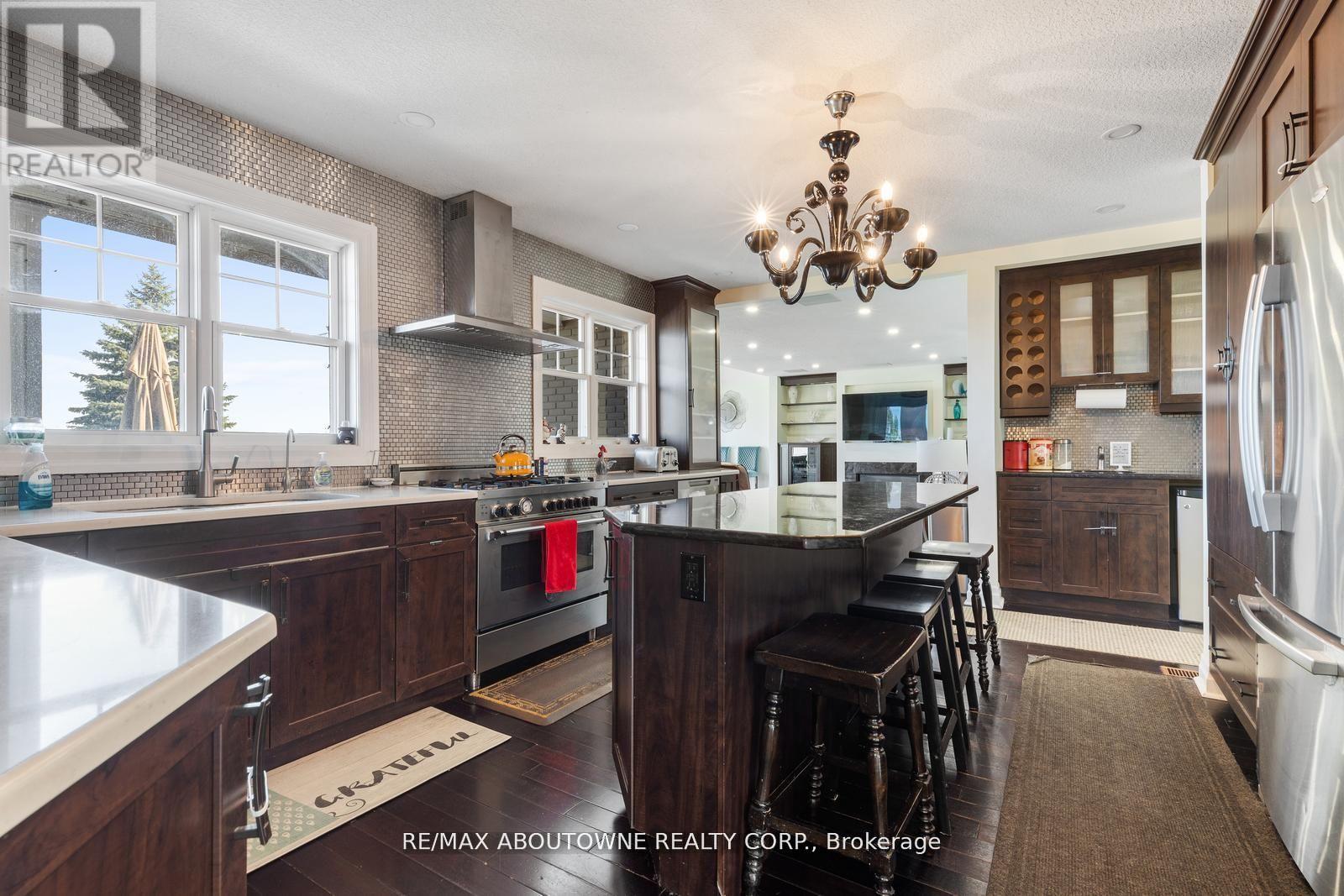 1073 NORTH SERVICE ROAD - 12