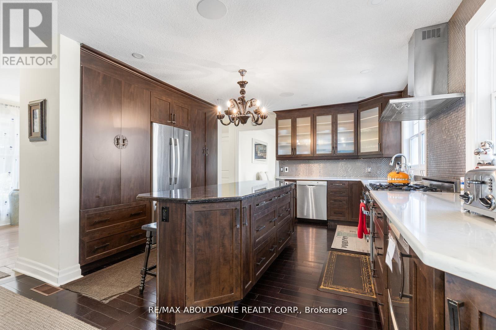 1073 NORTH SERVICE ROAD - 14
