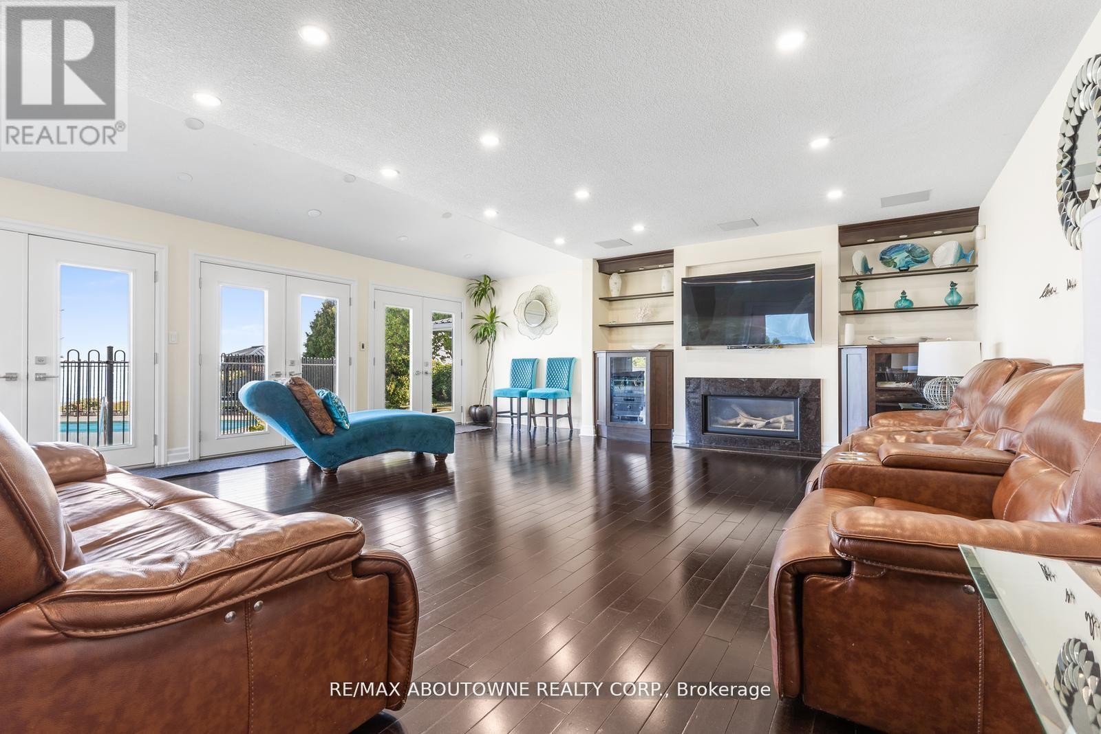 1073 NORTH SERVICE ROAD - 17