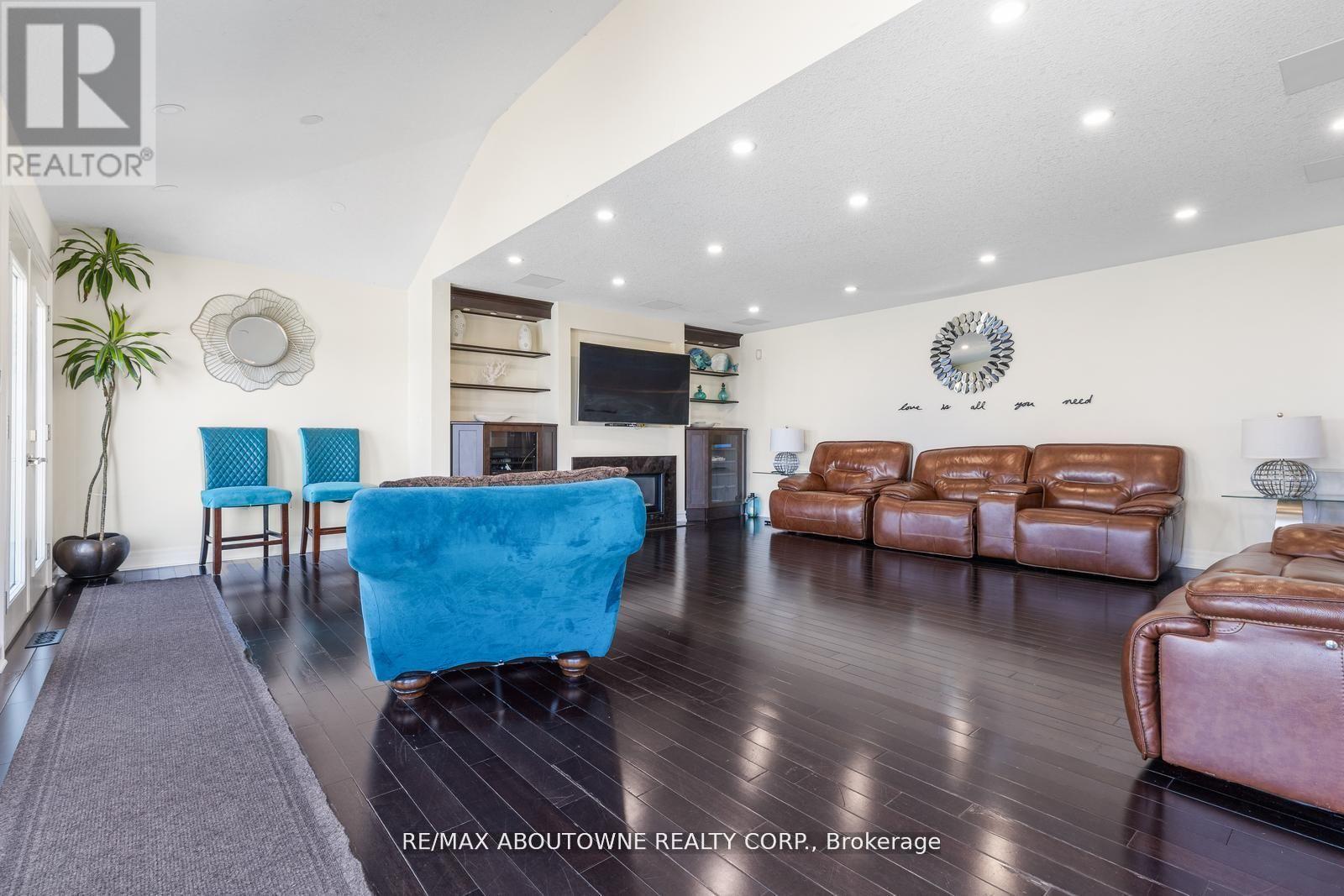 1073 NORTH SERVICE ROAD - 20