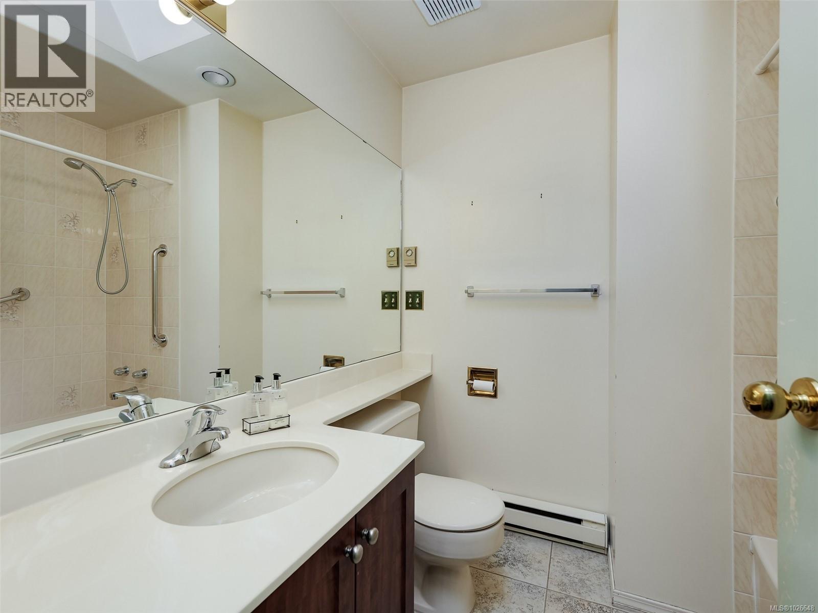  4010 Hollyridge Place, Saanich