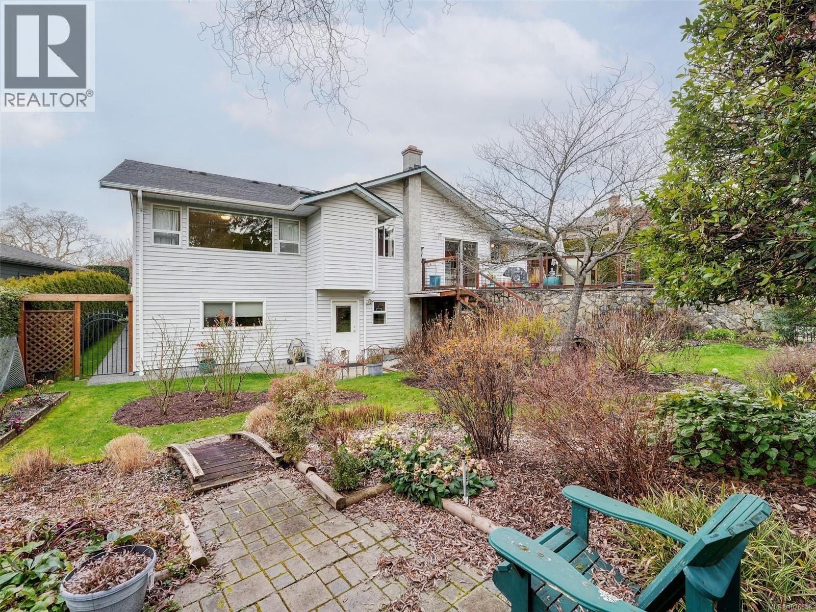  4010 Hollyridge Place, Saanich