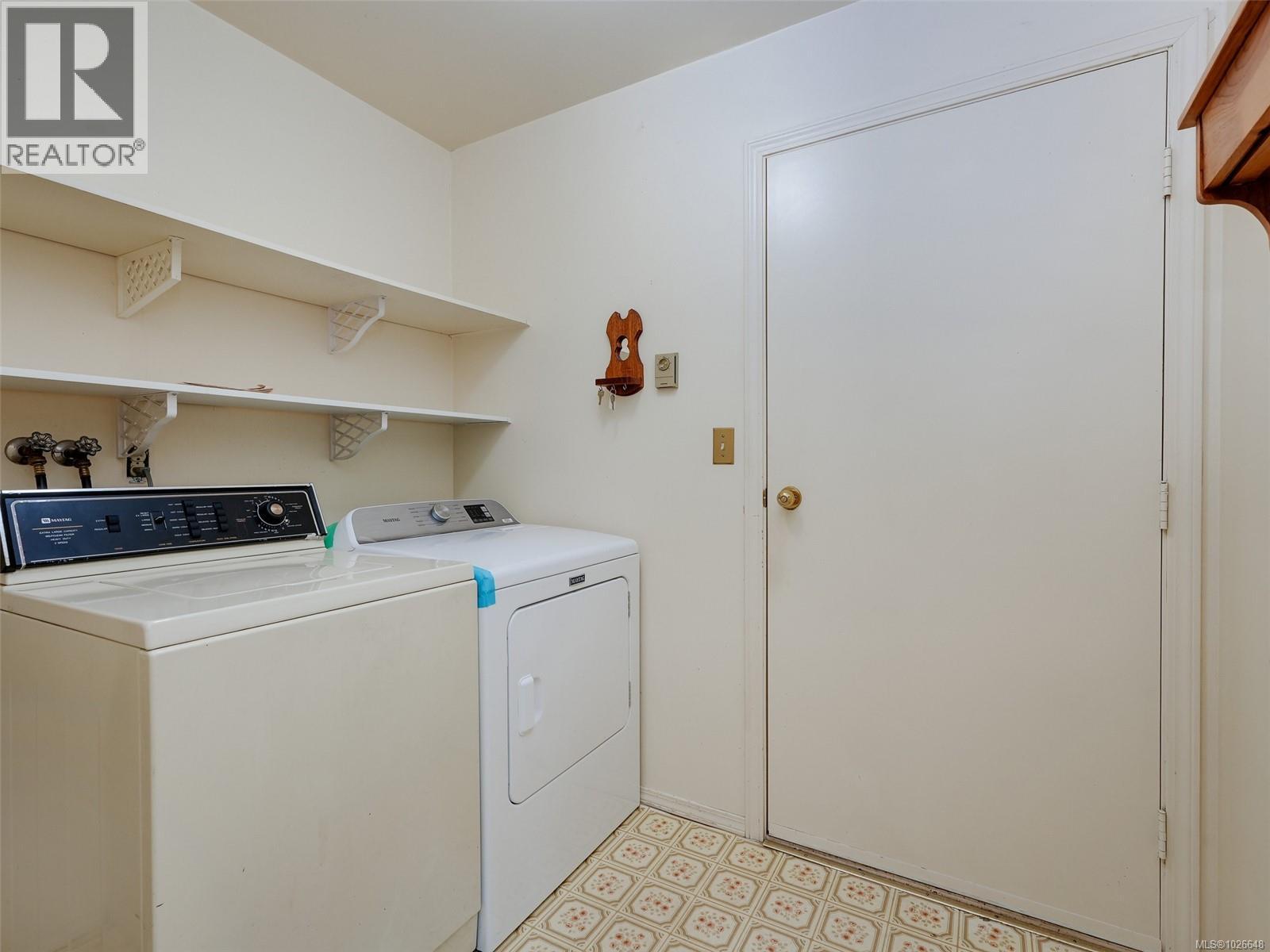  4010 Hollyridge Place, Saanich