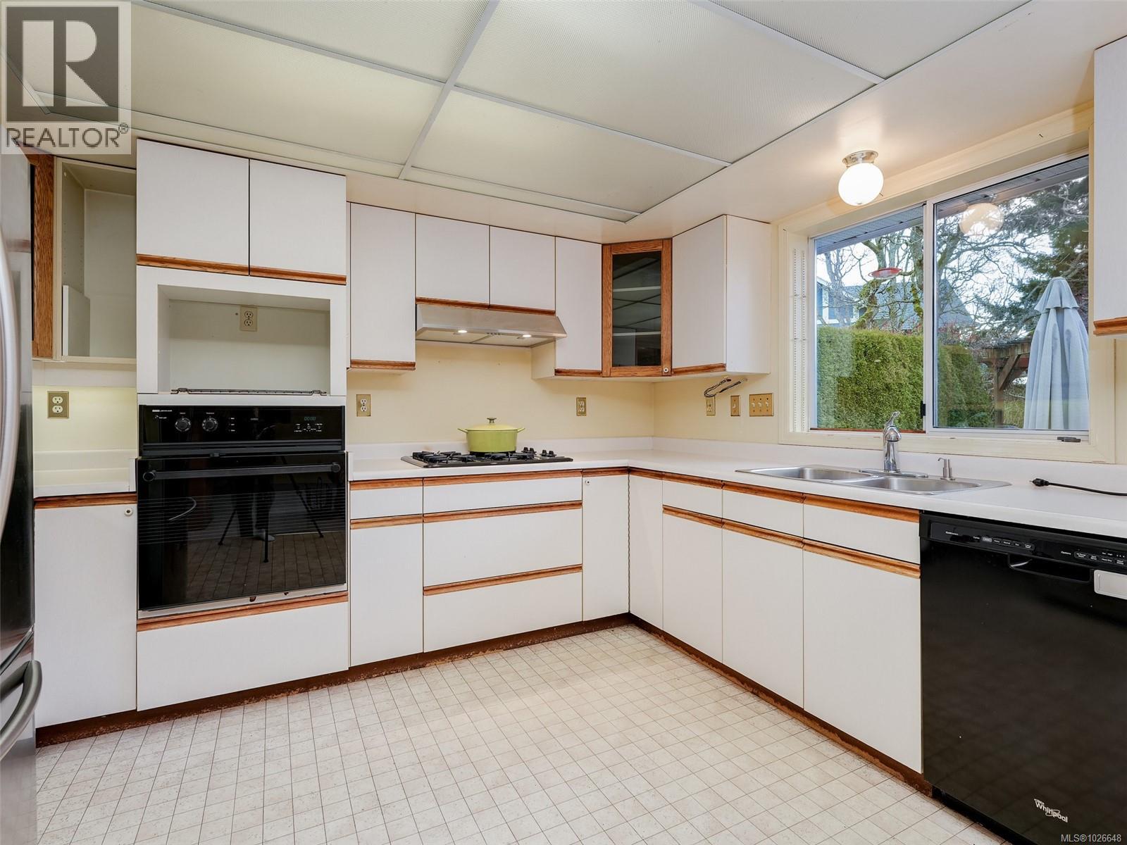  4010 Hollyridge Place, Saanich