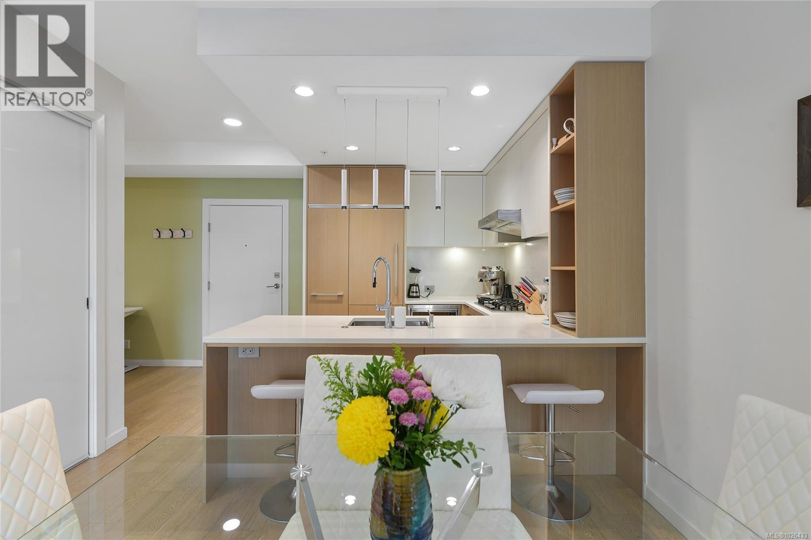 211 1033 Cook Street, Victoria