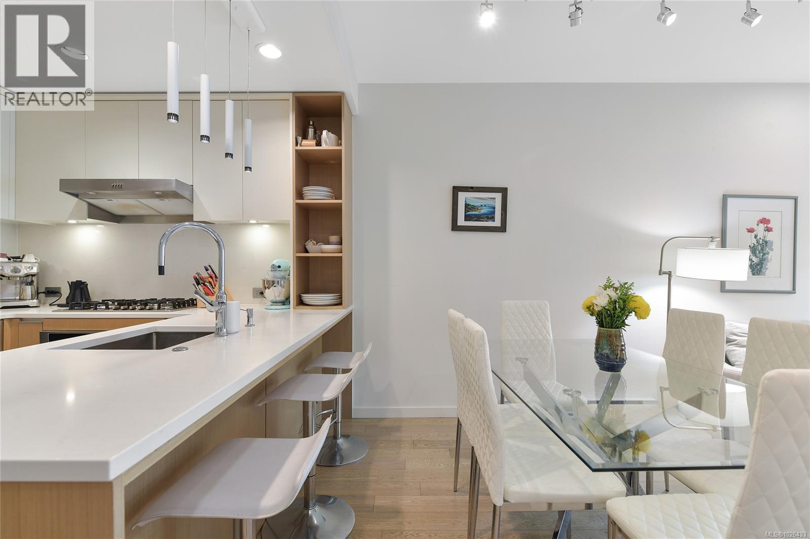 211 1033 Cook Street, Victoria