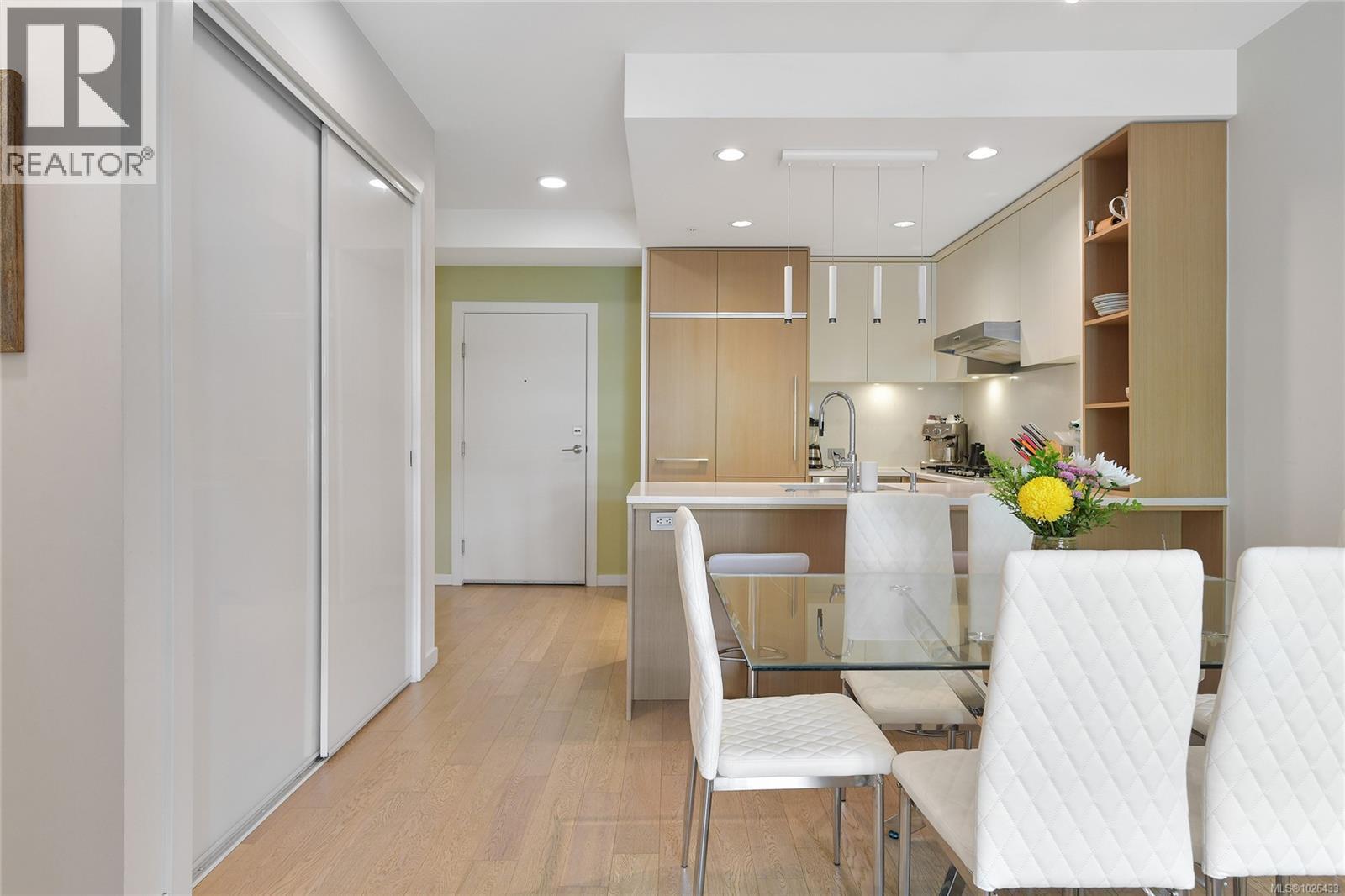 211 1033 Cook Street, Victoria