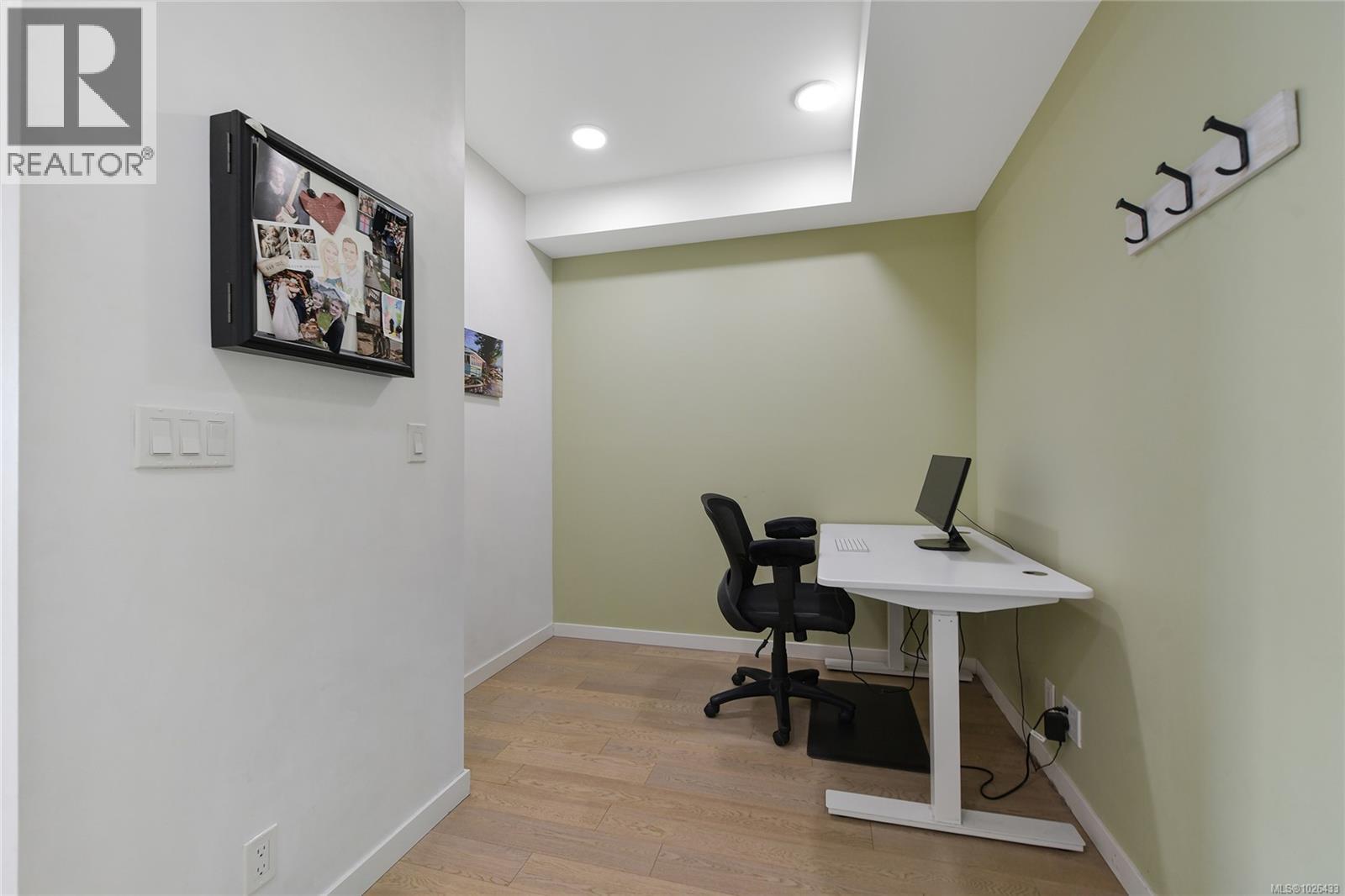 211 1033 Cook Street, Victoria