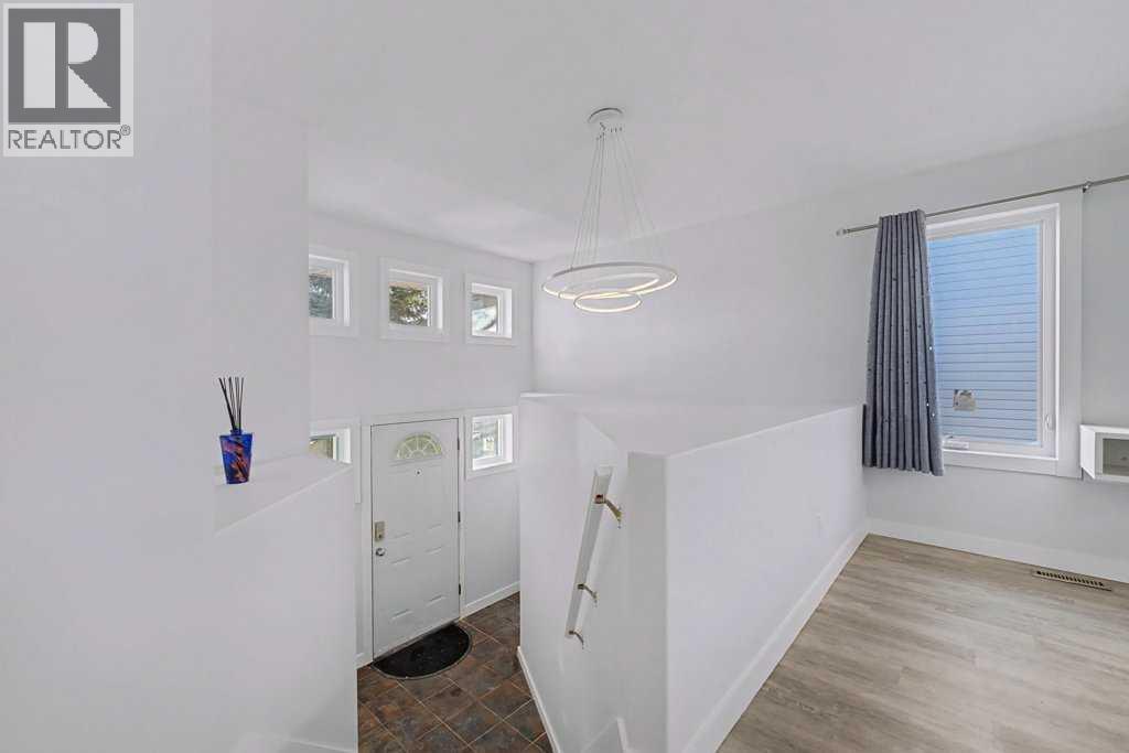 267 Panamount Hill NW - Photo 3 of 45, Calgary, Alberta