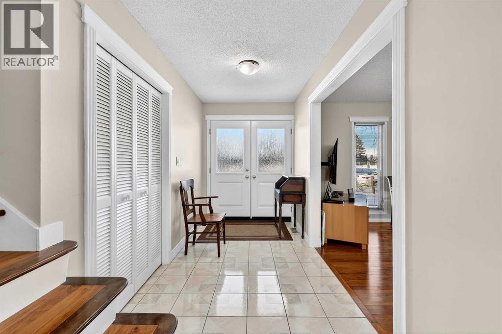 168 Midlake Boulevard SE - Photo 3 of 45, Calgary, Alberta