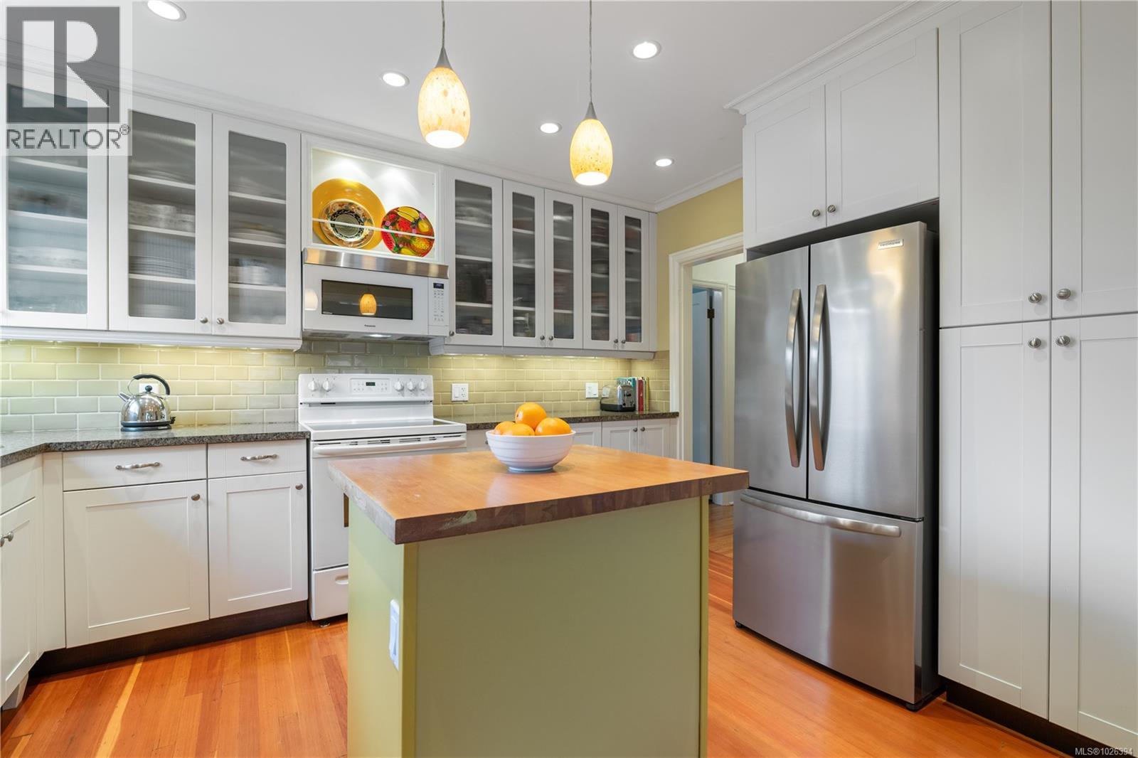  1020 Falkland Road, Oak Bay