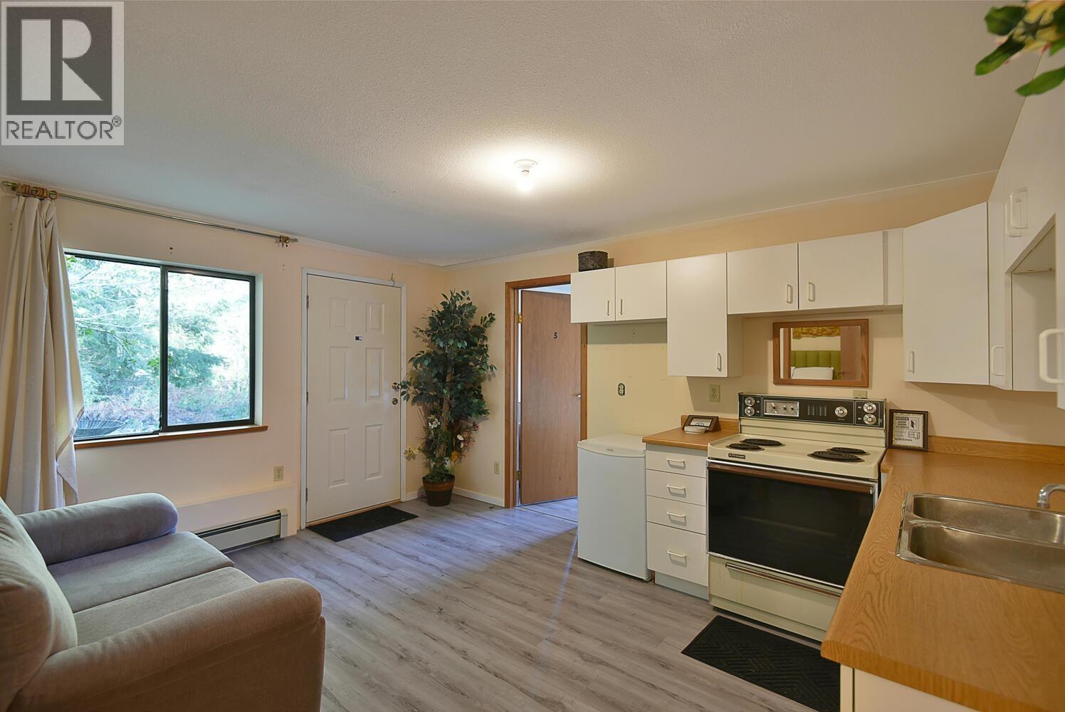 6377 N GALE AVENUE, Sechelt