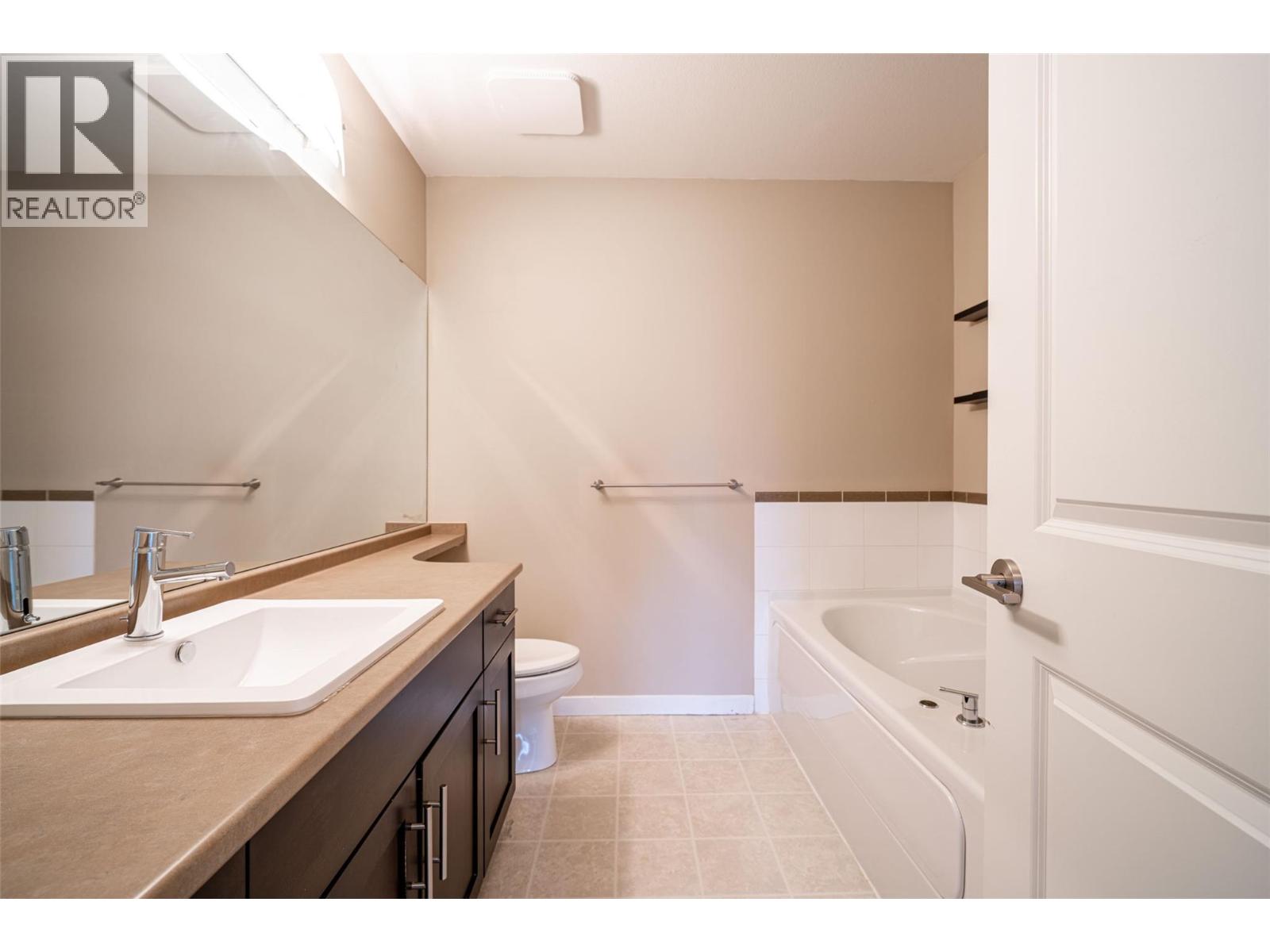 211 1350 Ridgeway Drive, Kelowna