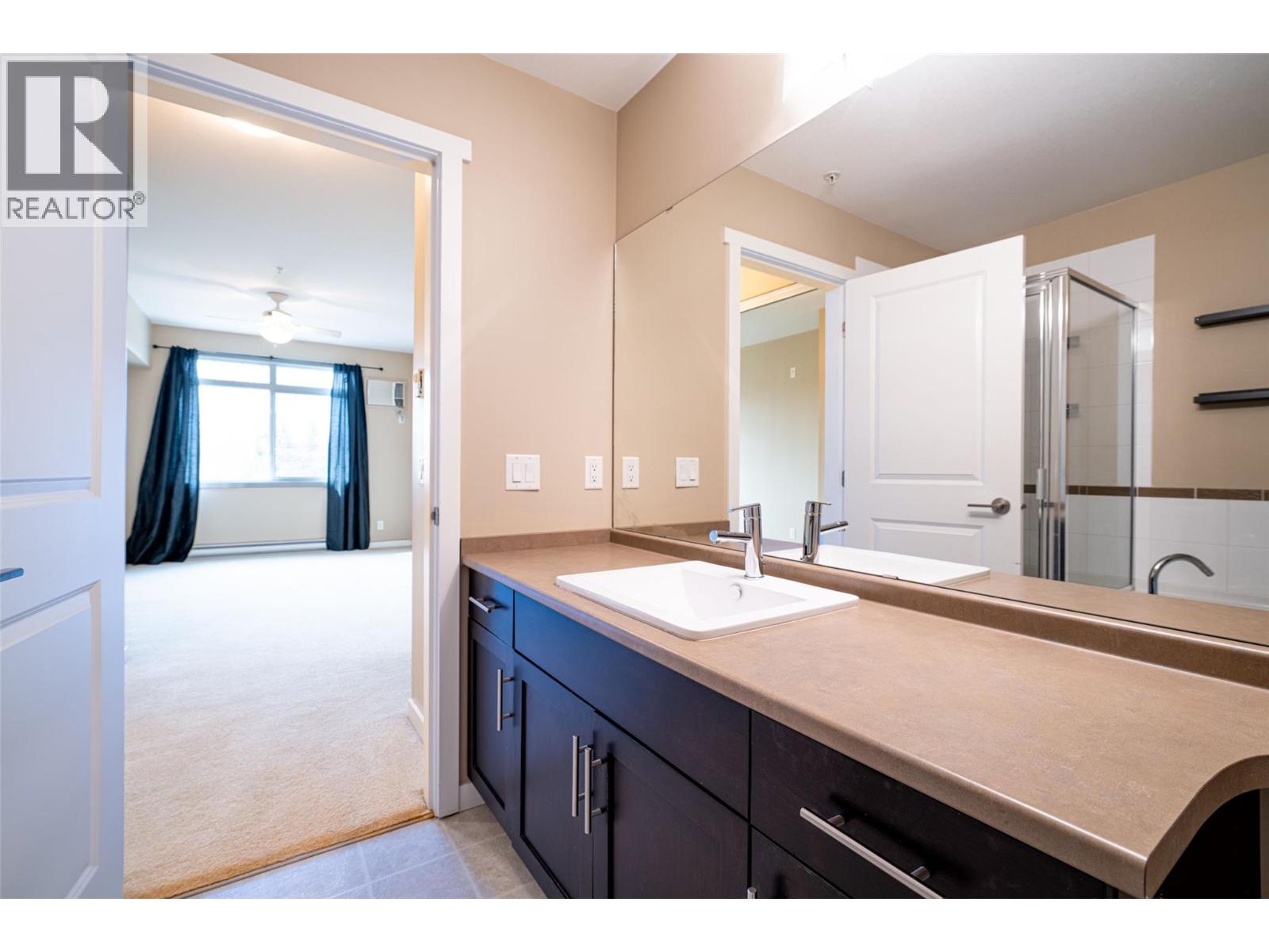 211 1350 Ridgeway Drive, Kelowna