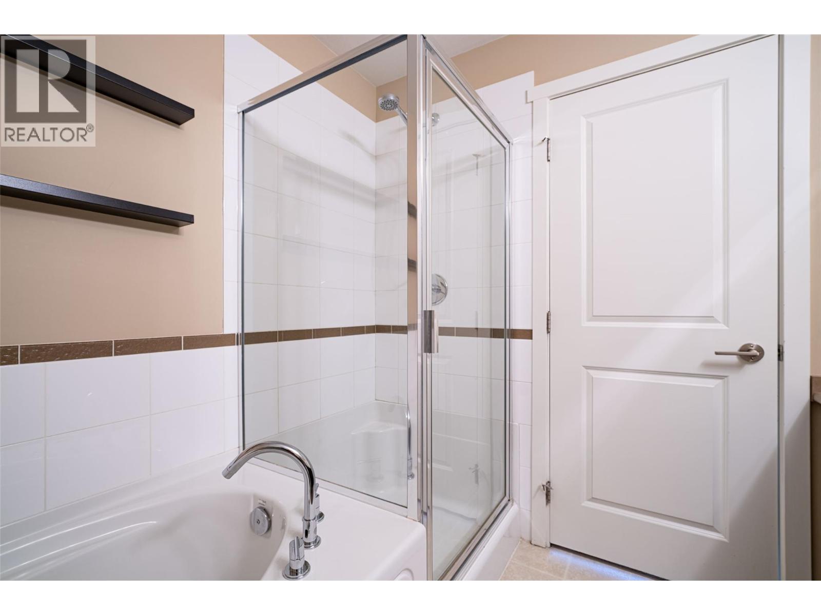 211 1350 Ridgeway Drive, Kelowna