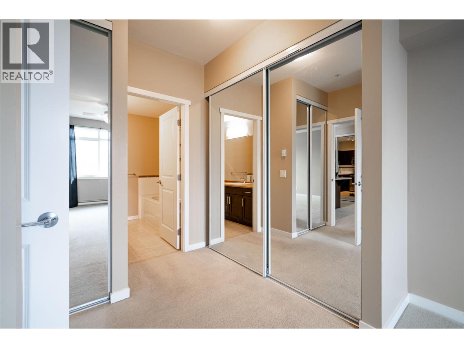 211 1350 Ridgeway Drive, Kelowna