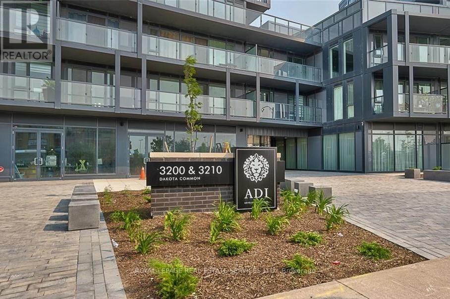 A318 - 3210 DAKOTA COMMON - Photo 2 of 45, Burlington (Alton), Ontario