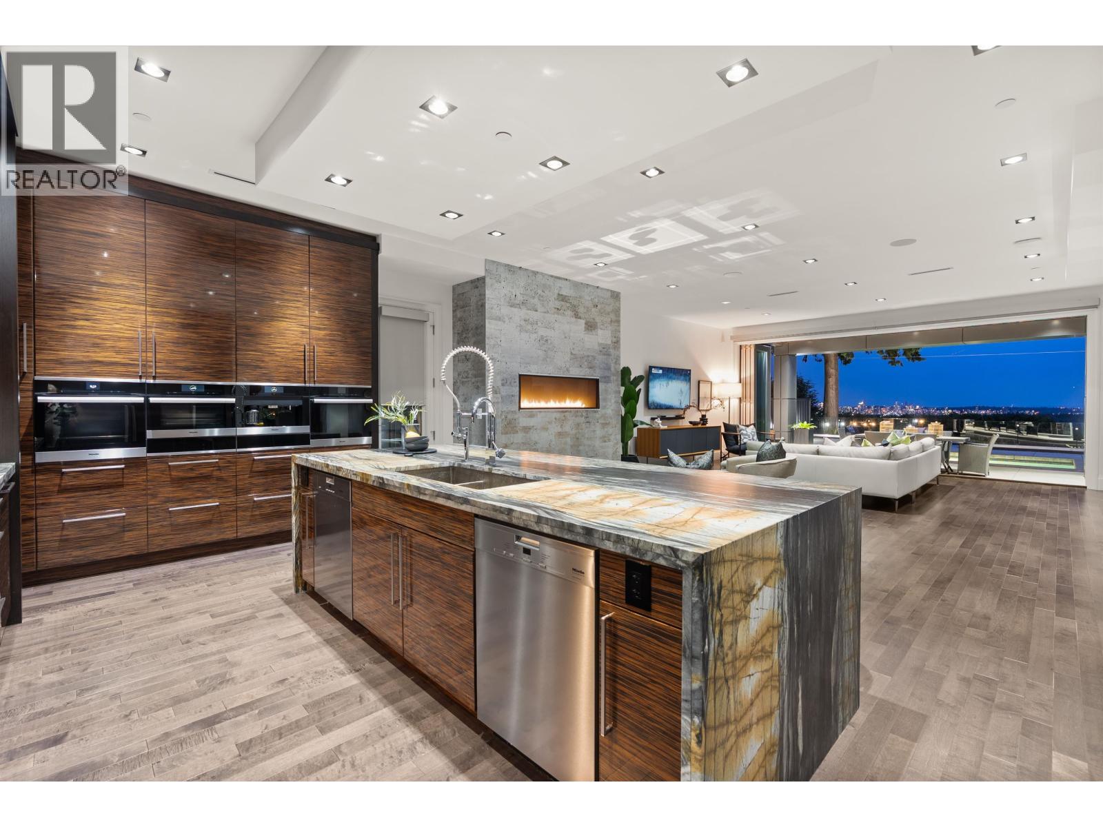 1265 QUEENS AVENUE, West Vancouver