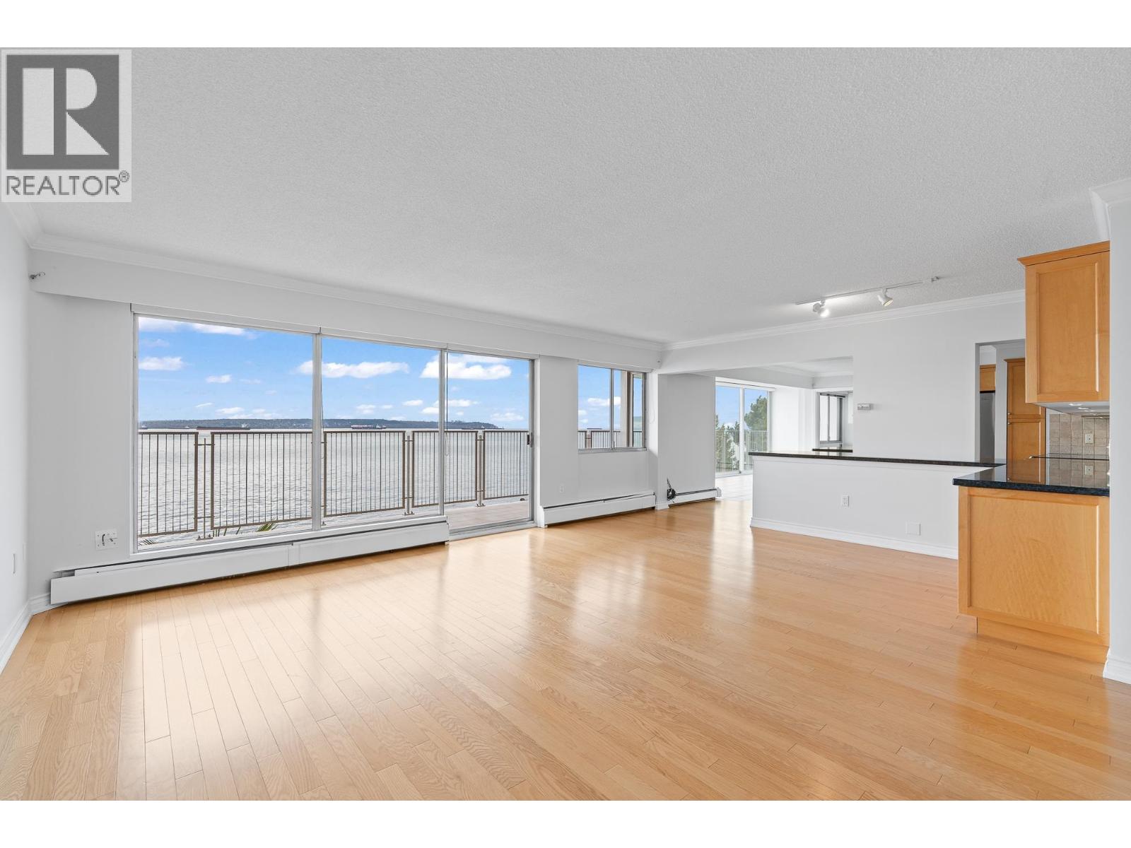 203 150 24TH STREET, West Vancouver