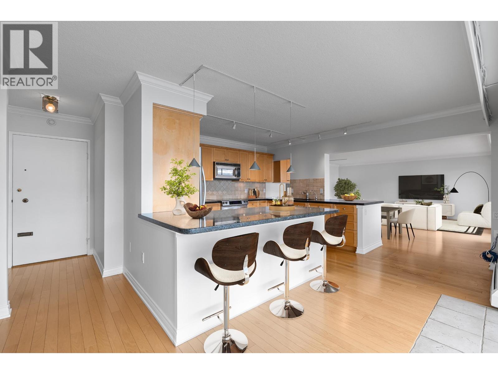 203 150 24TH STREET, West Vancouver