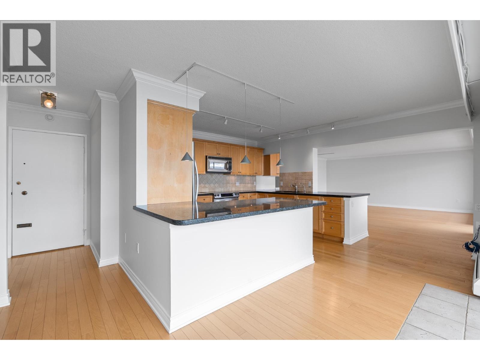 203 150 24TH STREET, West Vancouver