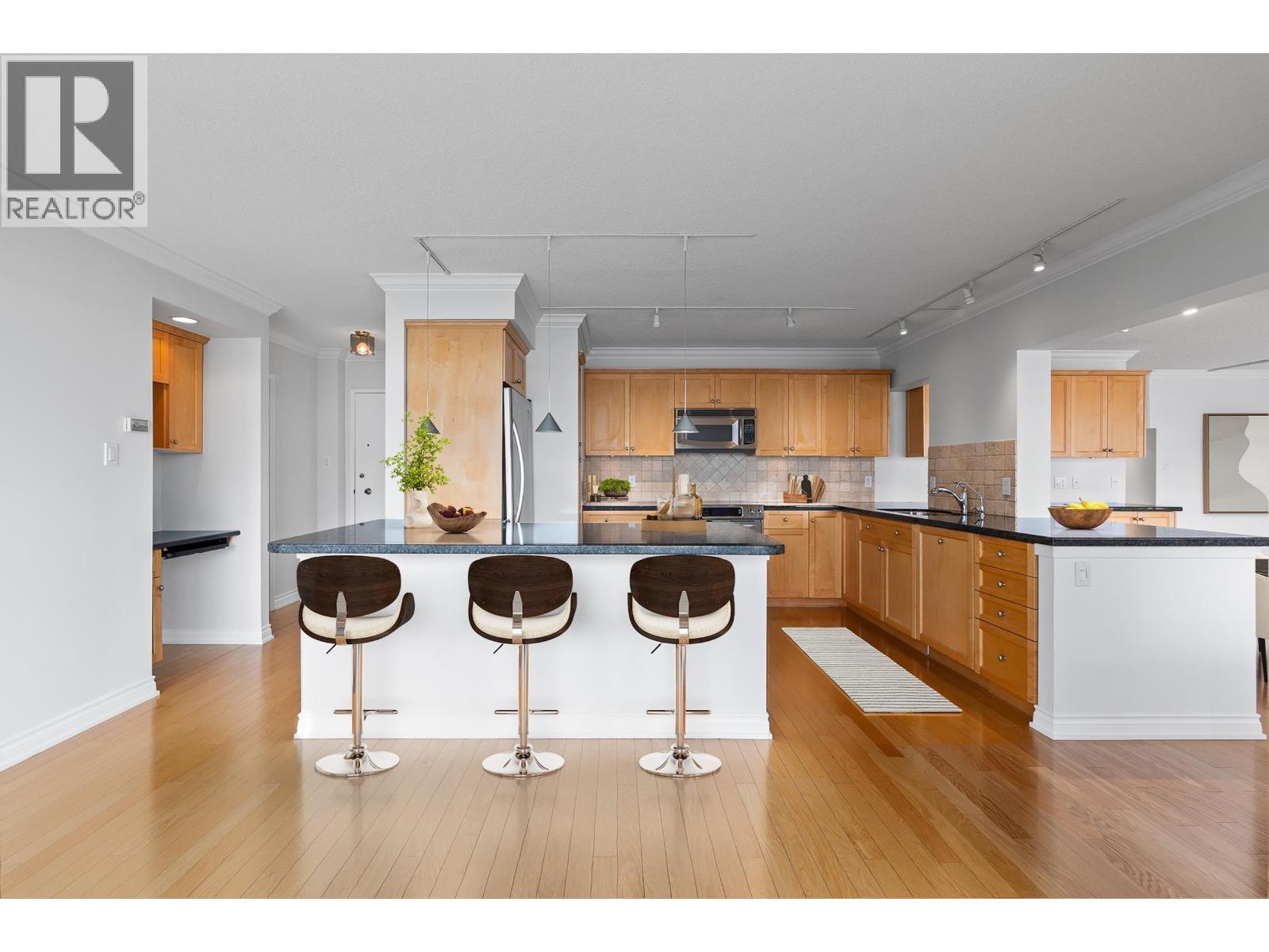 203 150 24TH STREET, West Vancouver