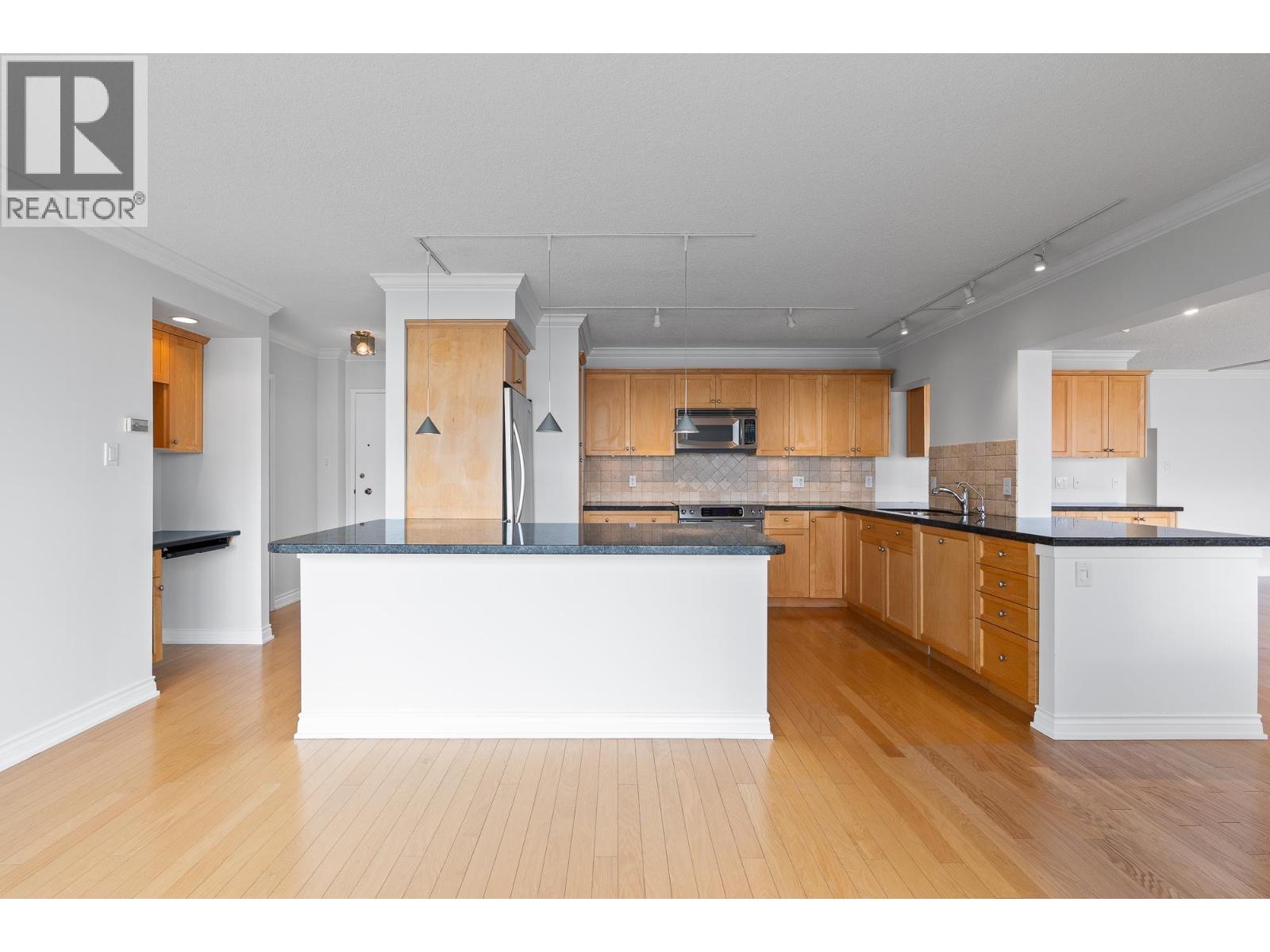 203 150 24TH STREET, West Vancouver