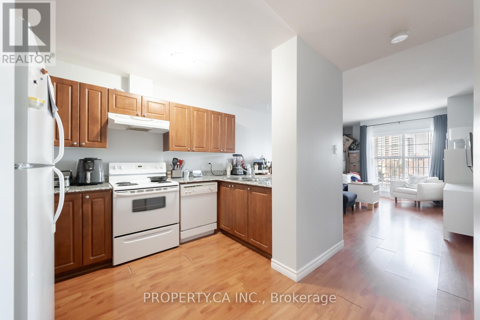 135 James Unit 605 photo 5