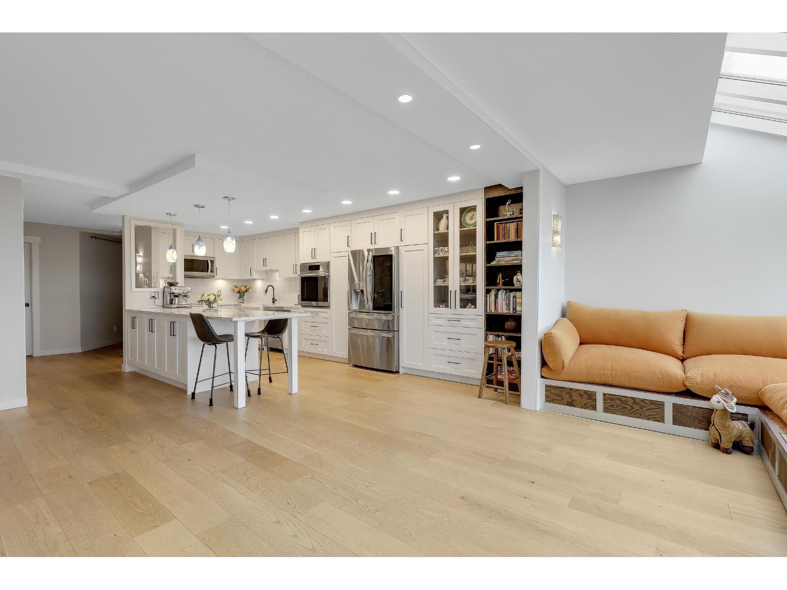 204 15165 MARINE DRIVE, White Rock