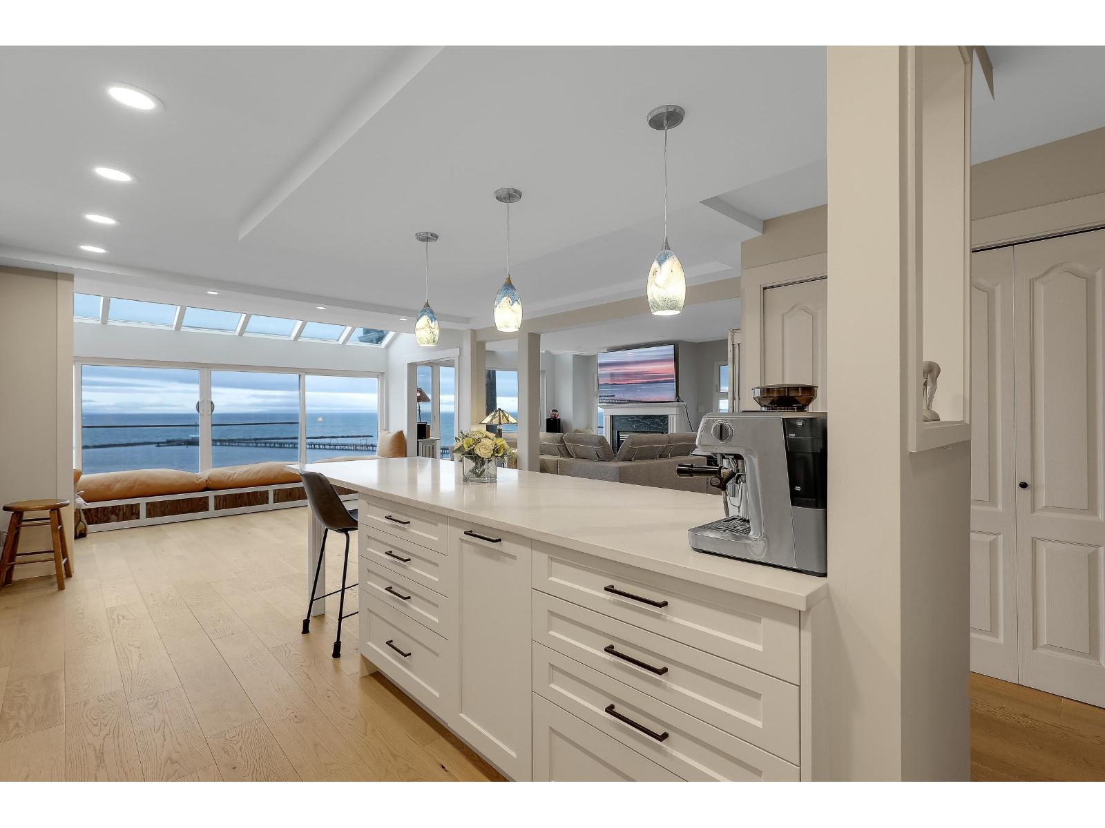 204 15165 MARINE DRIVE, White Rock