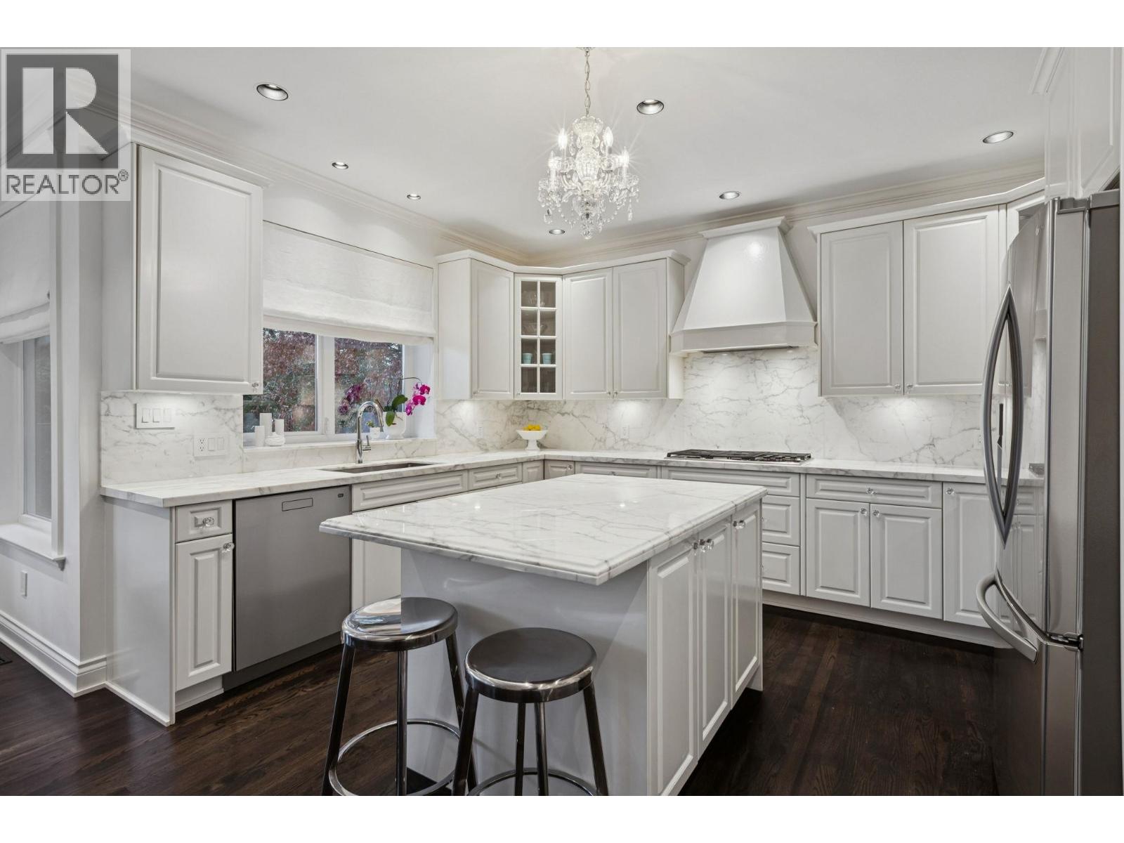 4081 WOODBURY AVENUE, North Vancouver