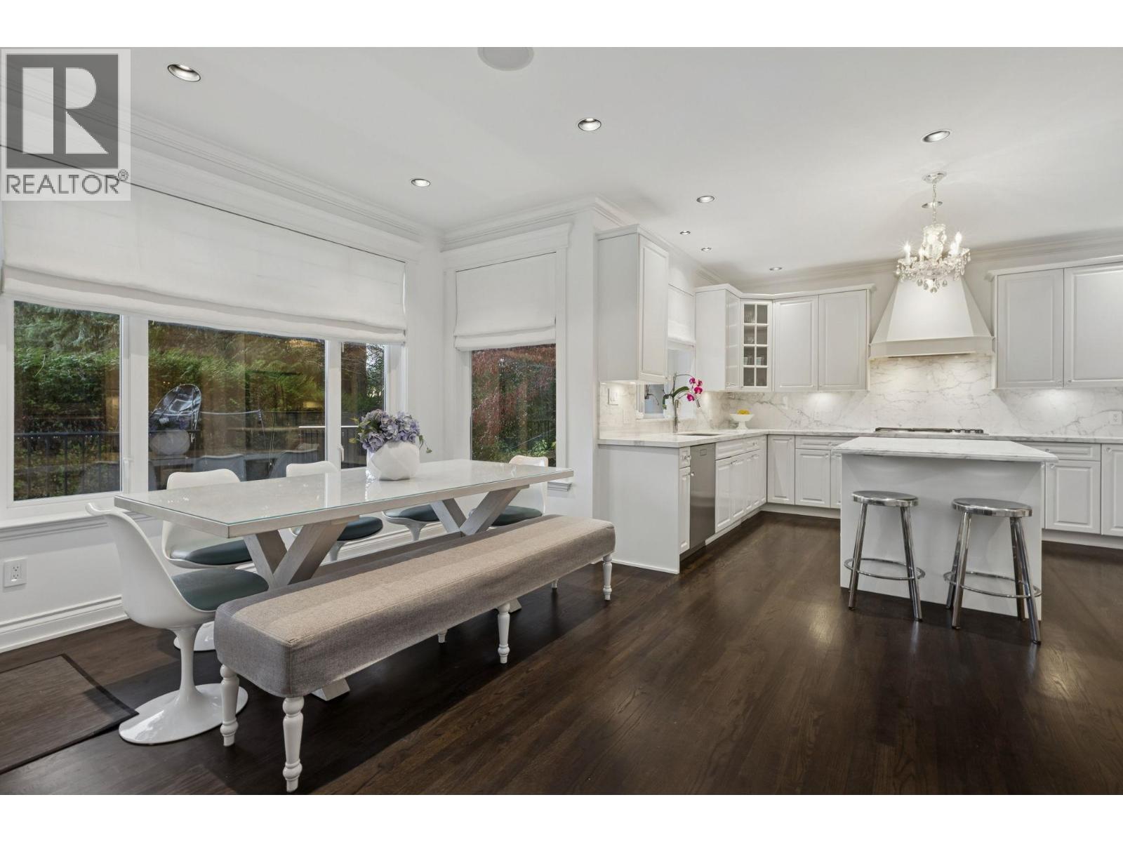 4081 WOODBURY AVENUE, North Vancouver