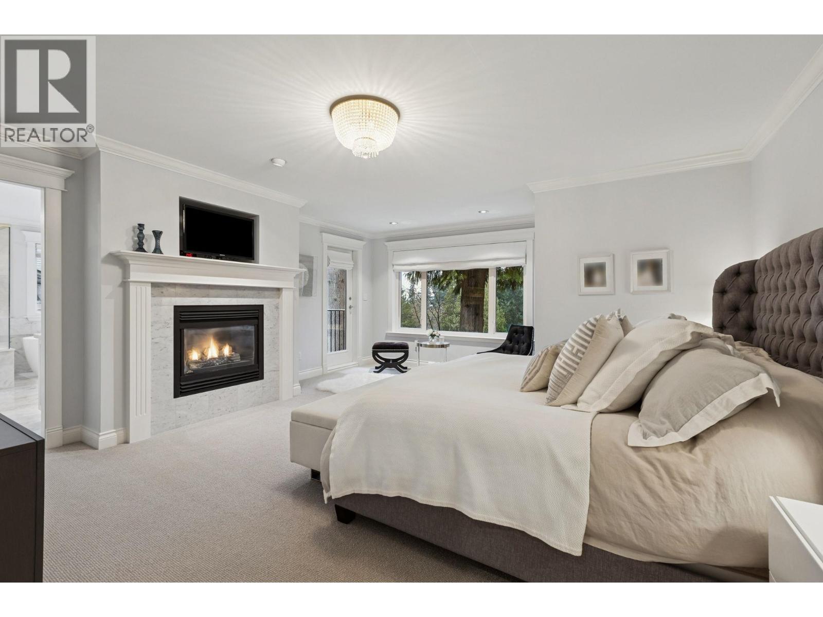 4081 WOODBURY AVENUE, North Vancouver